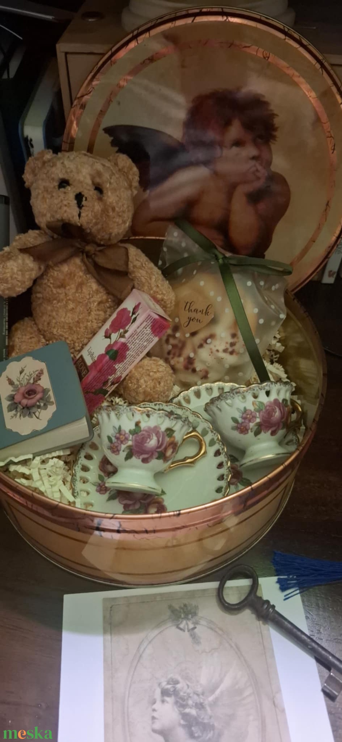 Vintage macis gyönyörű babaporcános, mini porcelán készletes ajándékdoboz - otthon & életmód - papír, írószer - ajándékozás kellékei - ajándékzsák, csomagolás - Meska.hu