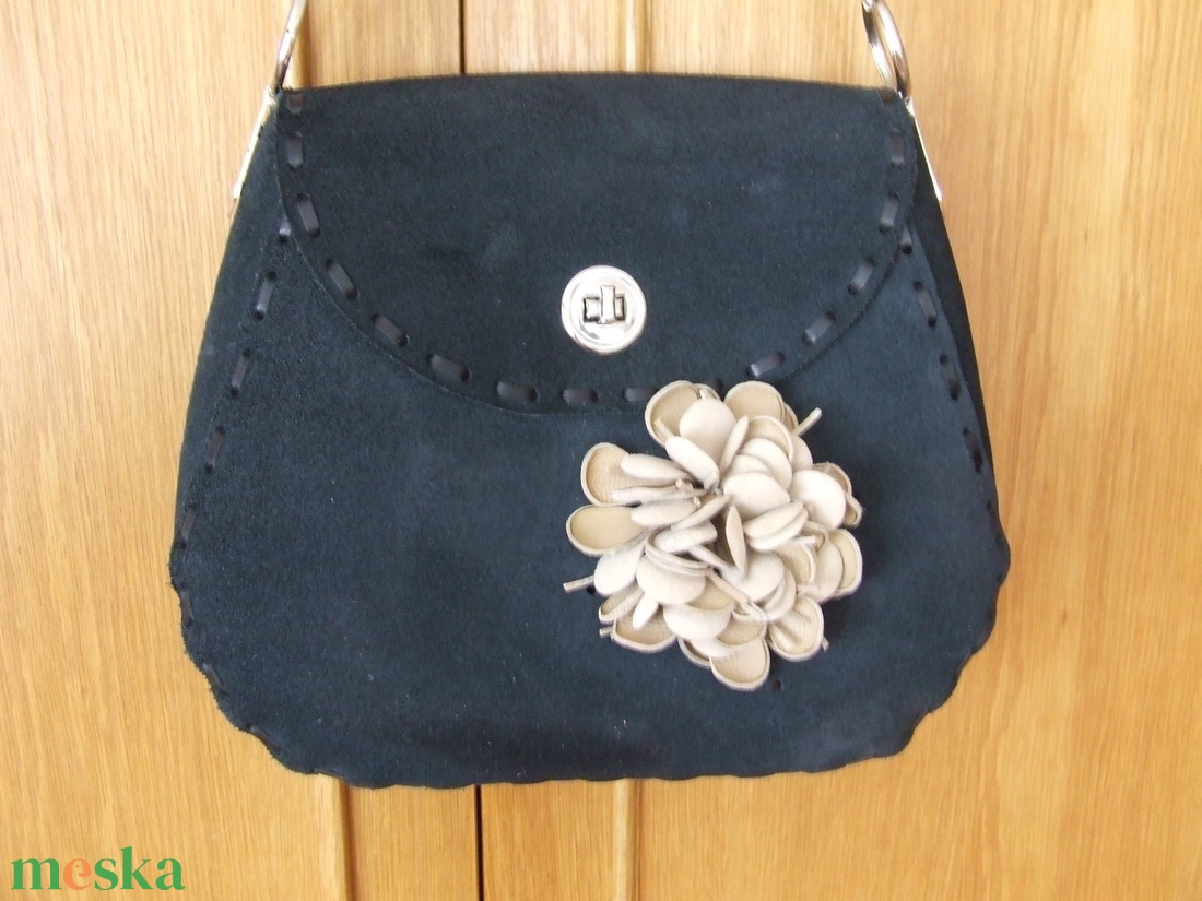 A ,,Különleges táska,, még egy variációban-kócos virággal - táska & tok - kézitáska & válltáska - vállon átvethető táska - Meska.hu