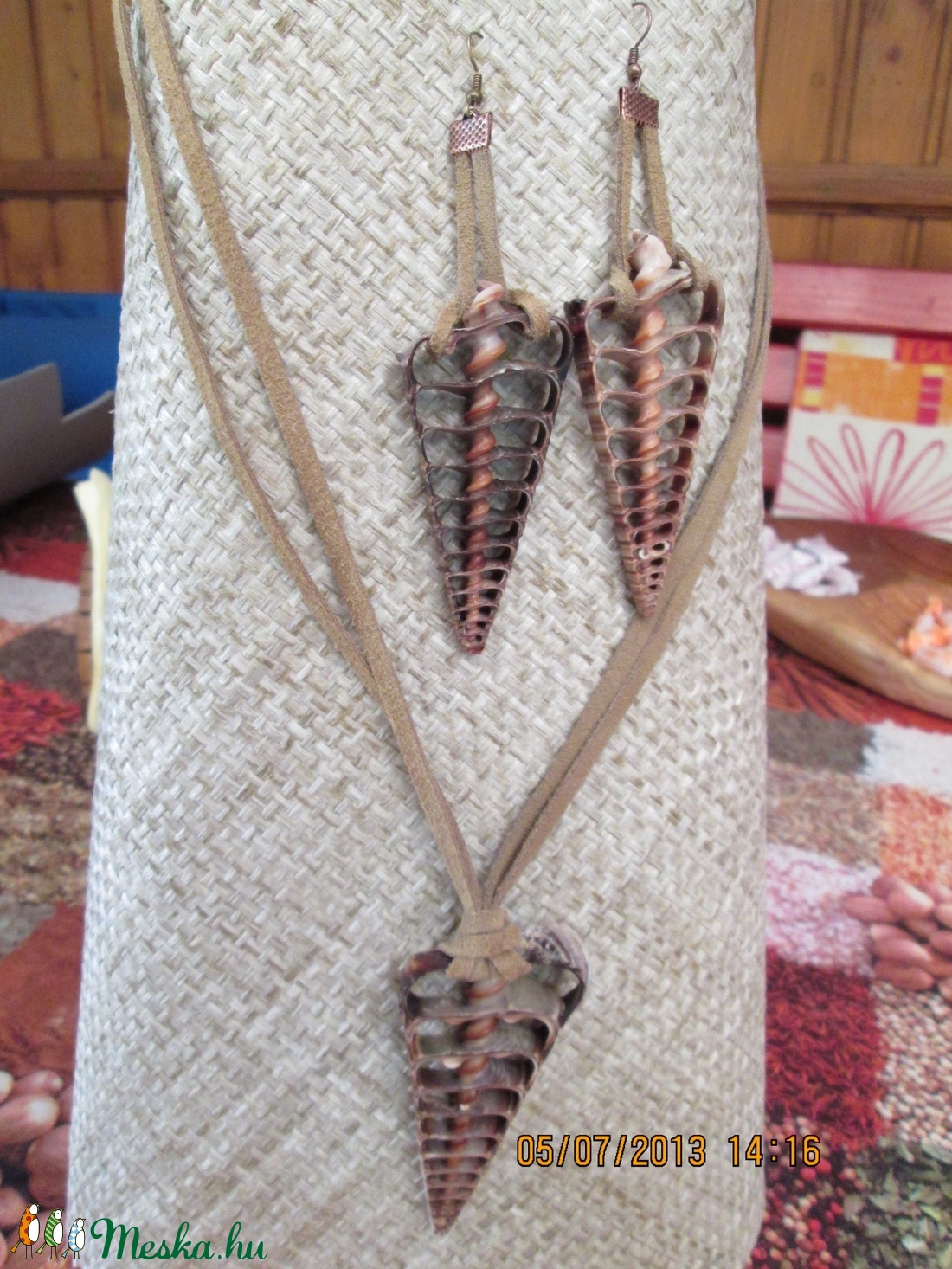KÉSZLETKISÖPRÉS!!!! Egy újabb szeletelt kagylóból készült nyaklánc - ékszer - nyaklánc - medálos nyaklánc - Meska.hu