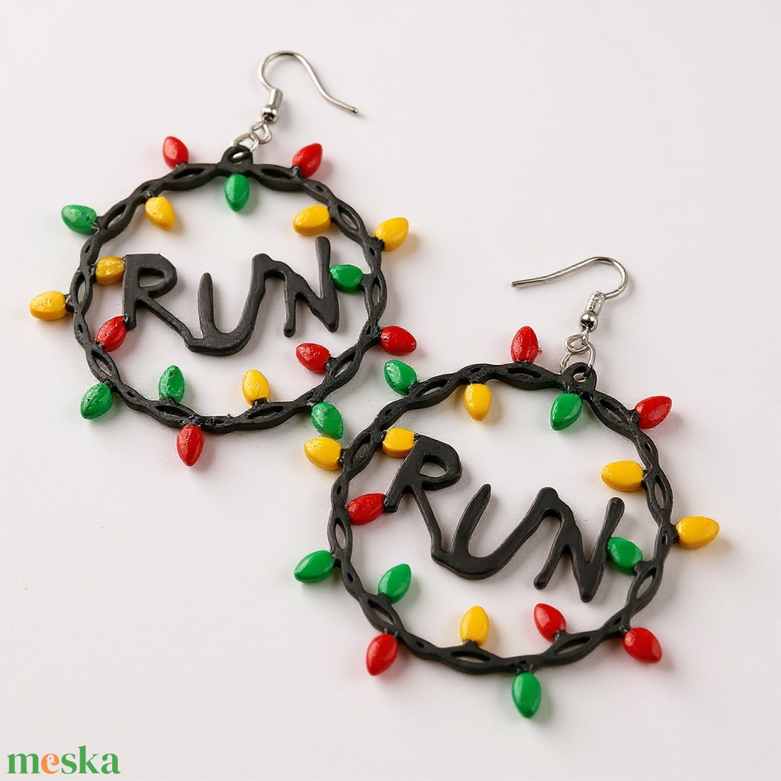 Stranger Things Karika Fülbevaló Ikonikus Égősorral és Run Felirattal Egyedi Tervezésű - ékszer - fülbevaló - lógó fülbevaló - Meska.hu