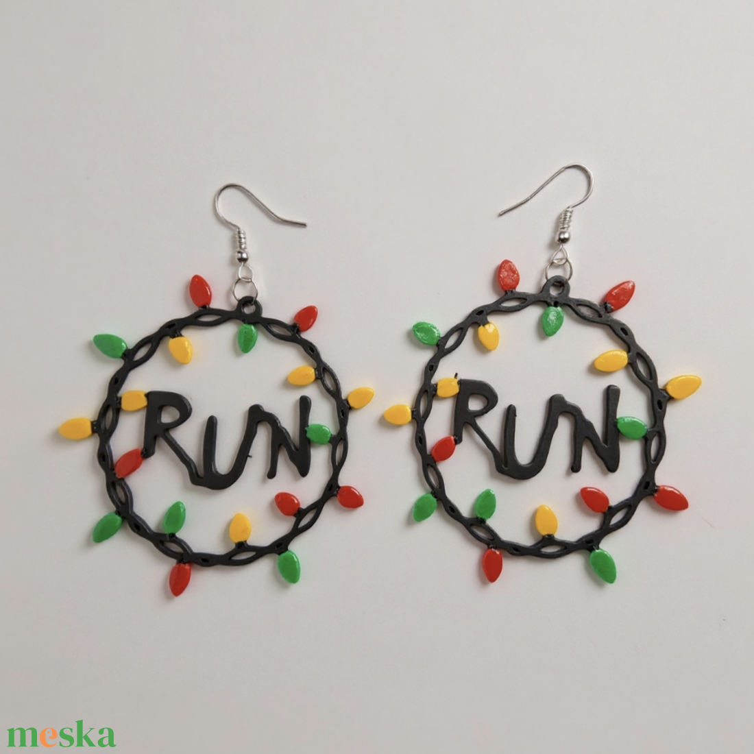 Stranger Things Karika Fülbevaló Ikonikus Égősorral és Run Felirattal Egyedi Tervezésű - ékszer - fülbevaló - lógó fülbevaló - Meska.hu
