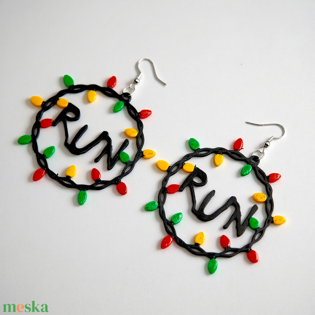 Stranger Things Karika Fülbevaló Ikonikus Égősorral és Run Felirattal Egyedi Tervezésű - ékszer - fülbevaló - lógó fülbevaló - Meska.hu