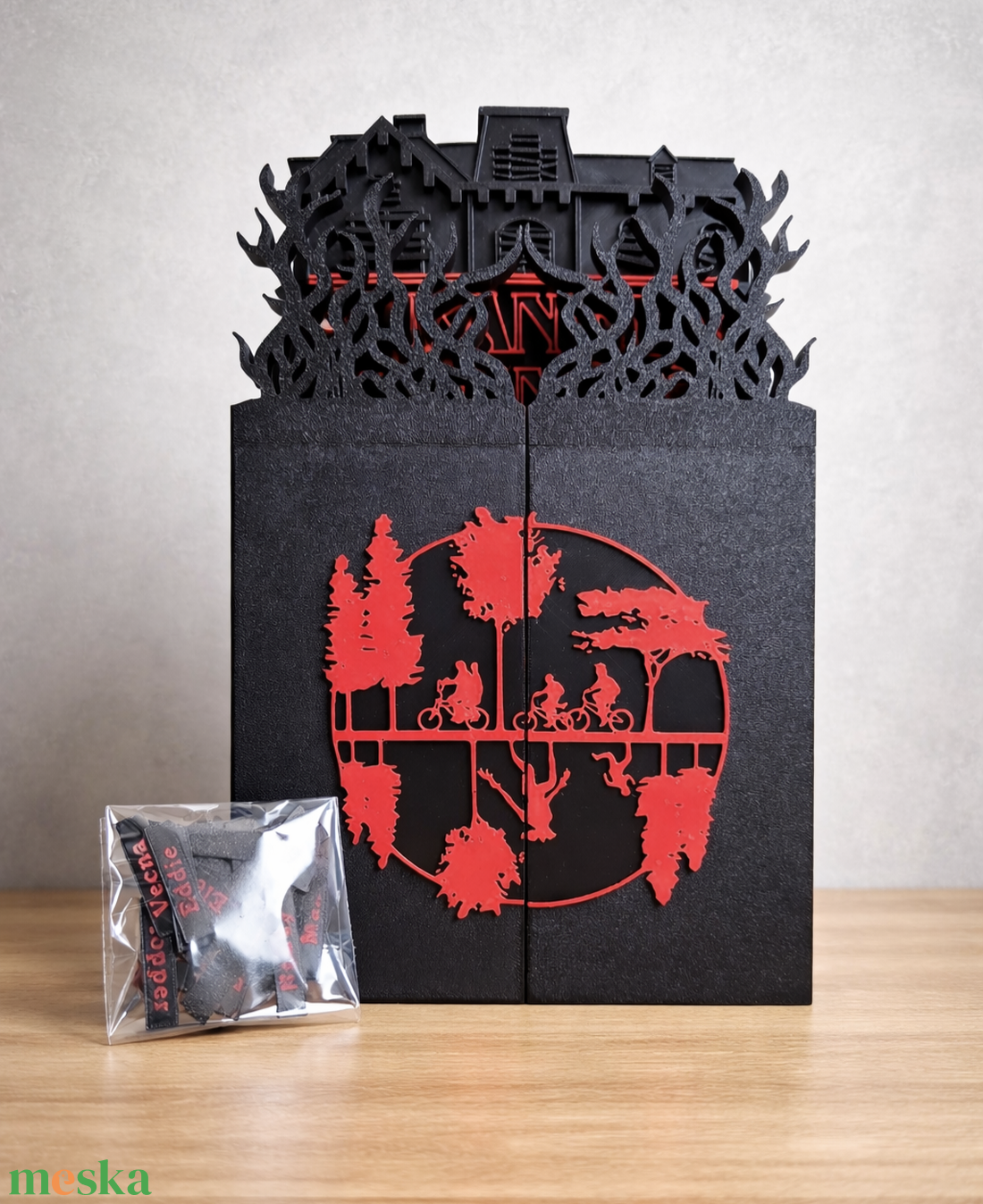 Stranger Things Kinder Joy Funko Figura Tartó Variálható Névtábkákkal - otthon & életmód - dekoráció - fali és függő dekoráció - fali kulcstartó - Meska.hu