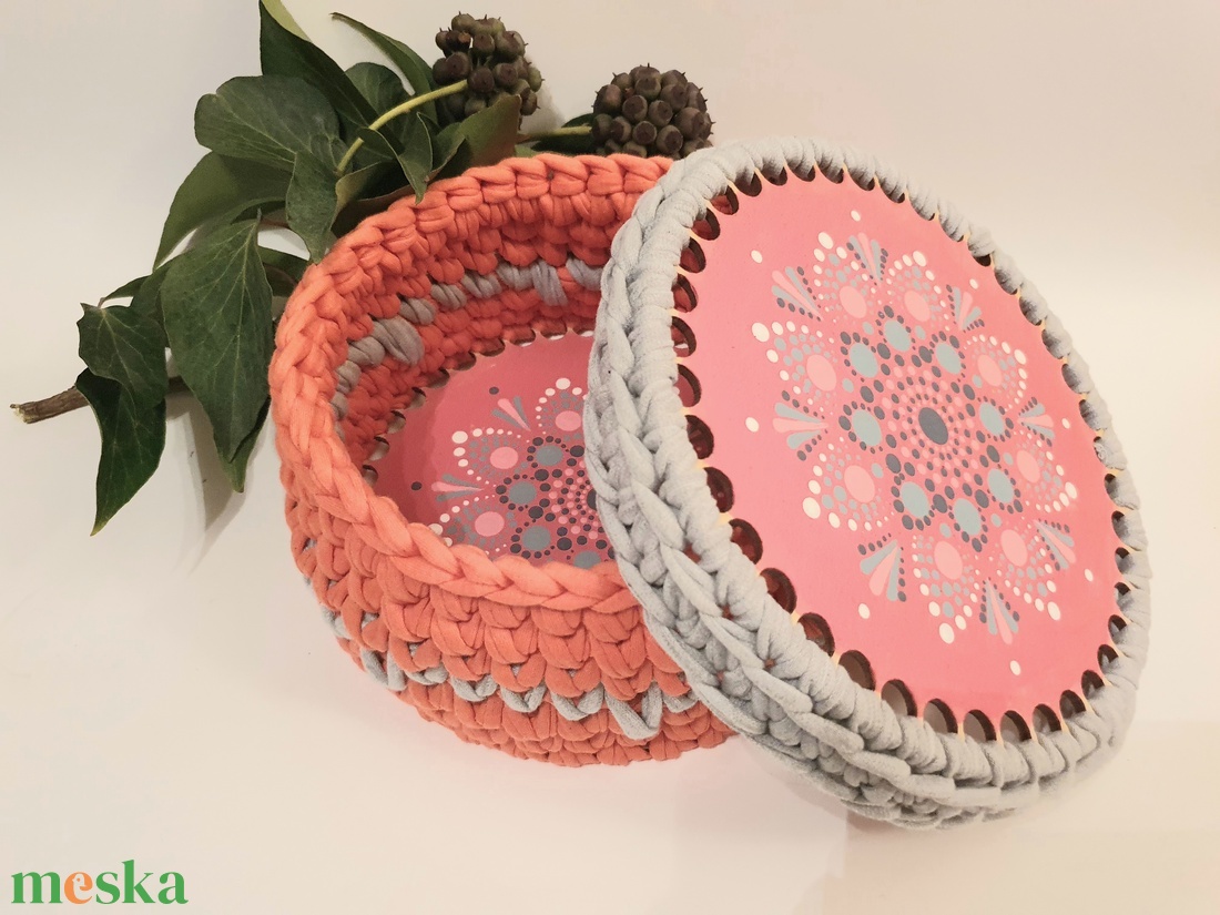 Magenta,  szürke színű horgolt kosár, tetővel, mandala díszítéssel - otthon & életmód - tárolás & rendszerezés - tárolókosár - Meska.hu