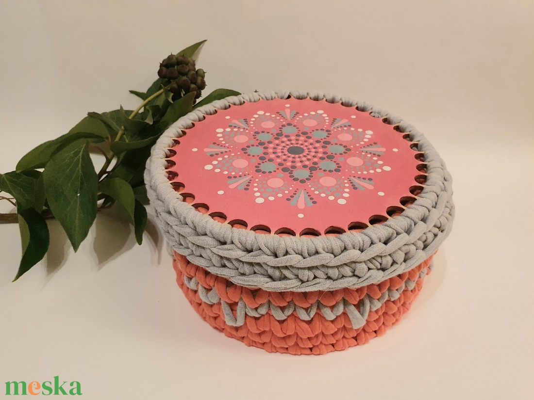 Magenta,  szürke színű horgolt kosár, tetővel, mandala díszítéssel - otthon & életmód - tárolás & rendszerezés - tárolókosár - Meska.hu