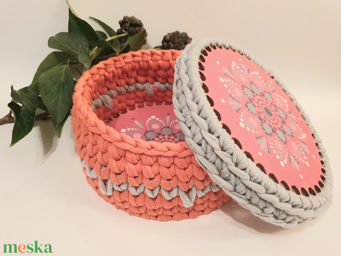 Magenta,  szürke színű horgolt kosár, tetővel, mandala díszítéssel - otthon & életmód - tárolás & rendszerezés - tárolókosár - Meska.hu
