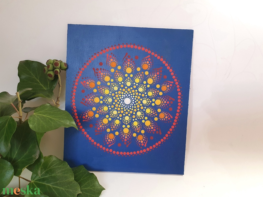 Sötétkék alapon fehér, sárga, piros átmenetes mandala - otthon & életmód - dekoráció - spiritualitás - mandala - Meska.hu