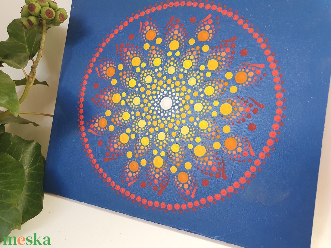 Sötétkék alapon fehér, sárga, piros átmenetes mandala - otthon & életmód - dekoráció - spiritualitás - mandala - Meska.hu