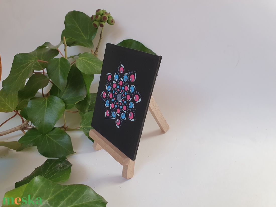 Fekete alapon kék, rózsaszín mandala, fa képtartóval - otthon & életmód - dekoráció - spiritualitás - mandala - Meska.hu