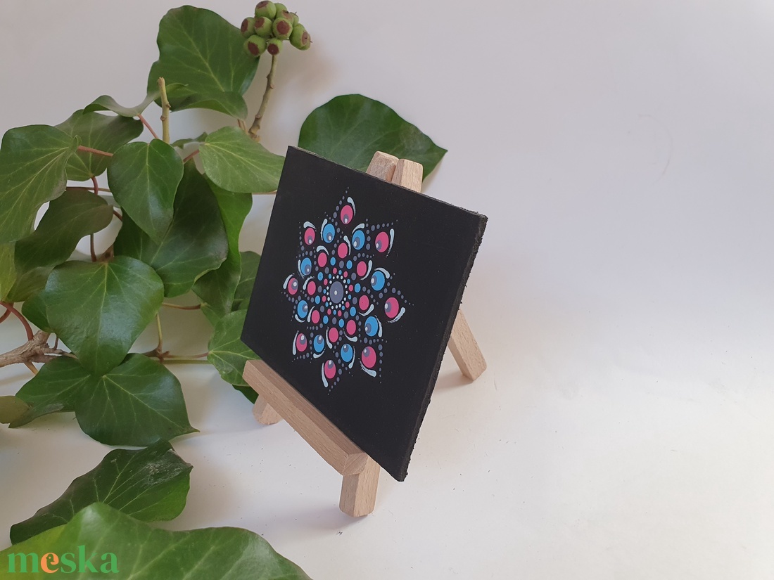 Fekete alapon kék, rózsaszín mandala, fa képtartóval - otthon & életmód - dekoráció - spiritualitás - mandala - Meska.hu
