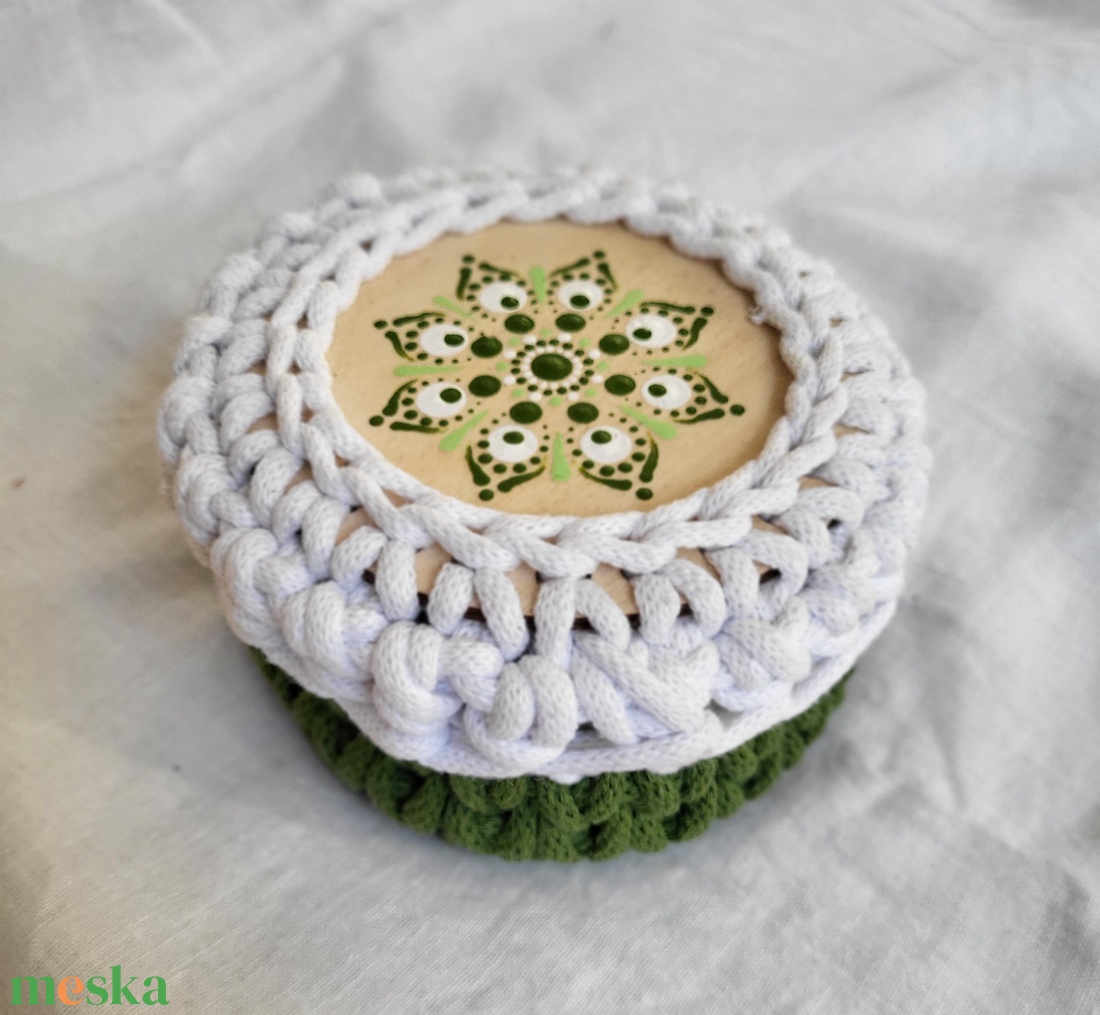 Zöld, fehér színű horgolt kosár, tetővel, mandala díszítéssel - otthon & életmód - tárolás & rendszerezés - tárolókosár - Meska.hu