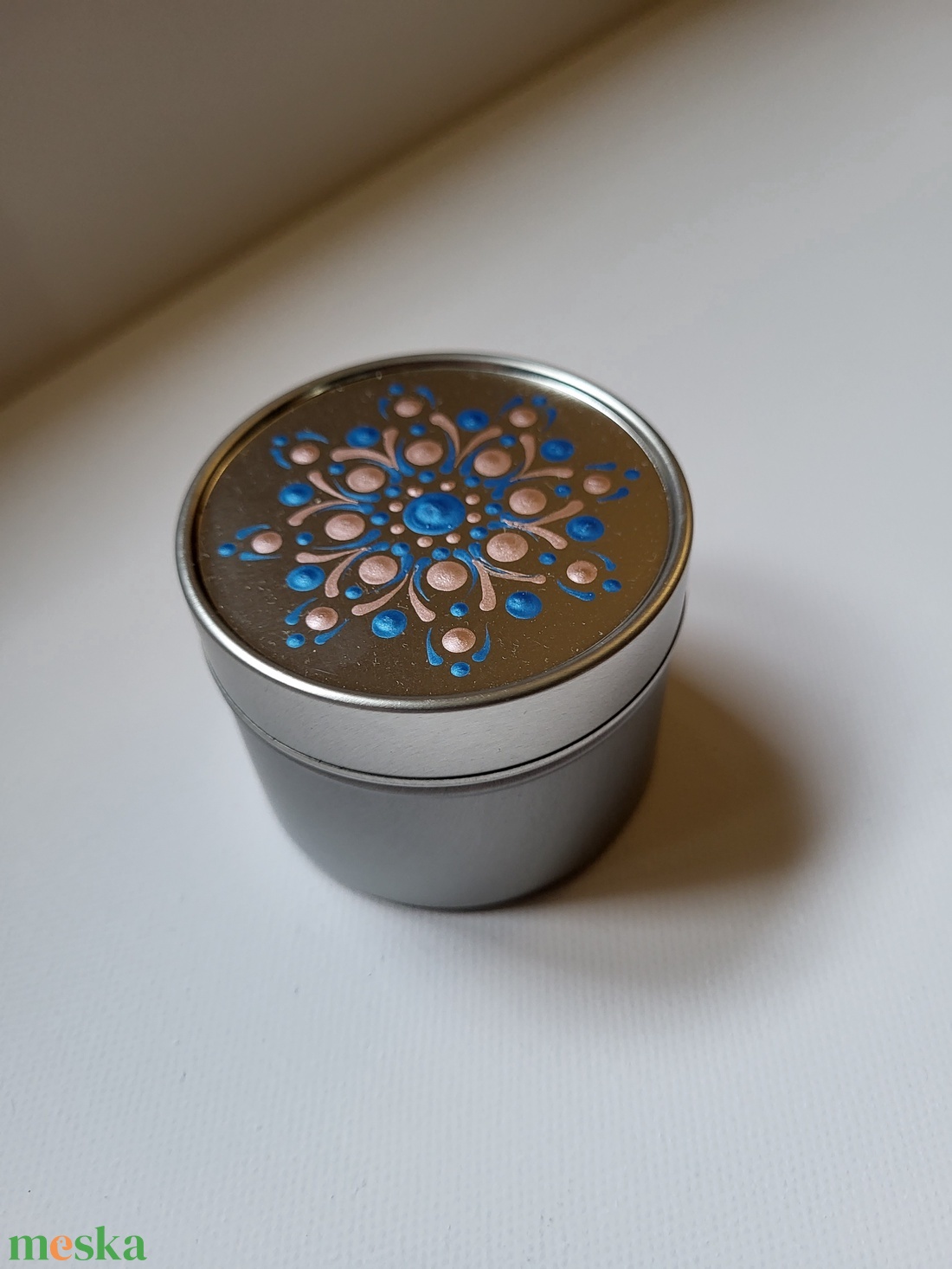Levendulás gyertya ezüst fém tégelyben, mandala díszítéssel - otthon & életmód - gyertya, illat, aroma - gyertyatartó - Meska.hu Levendulás gyertya ezüst fém tégelyben, mandala díszítéssel - otthon & életmód - gyertya, illat, aroma - gyertyatartó - Meska.hu