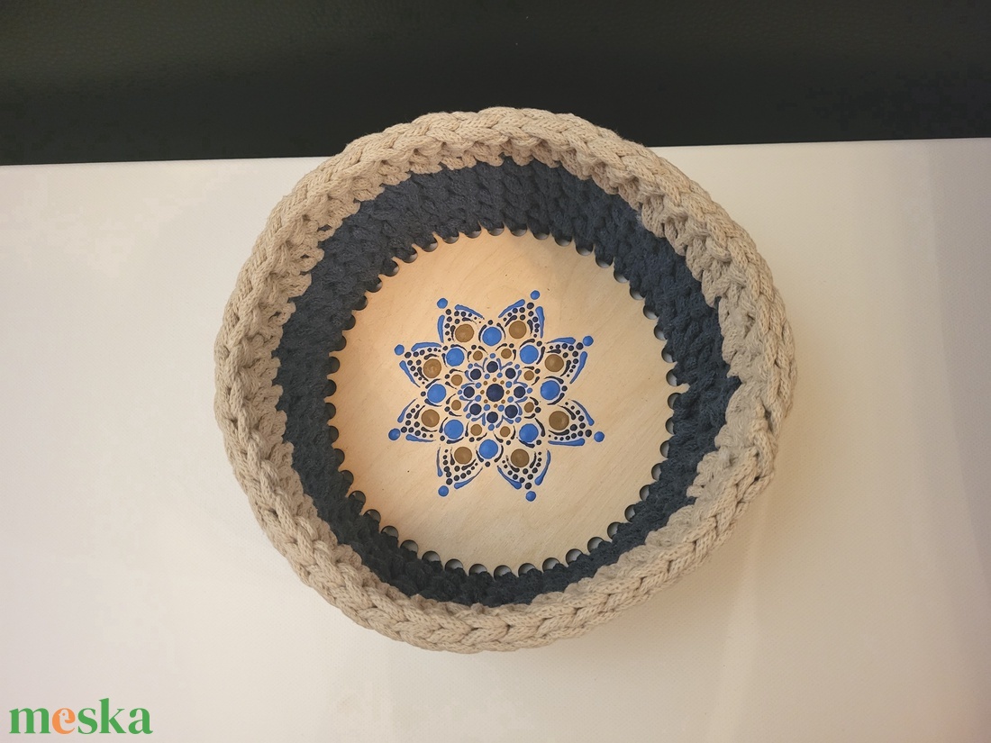 Beige és sötétkék horgolt kosár mandala díszítéssel - otthon & életmód - tárolás & rendszerezés - tárolókosár - Meska.hu Beige és sötétkék horgolt kosár mandala díszítéssel - otthon & életmód - tárolás & rendszerezés - tárolókosár - Meska.hu