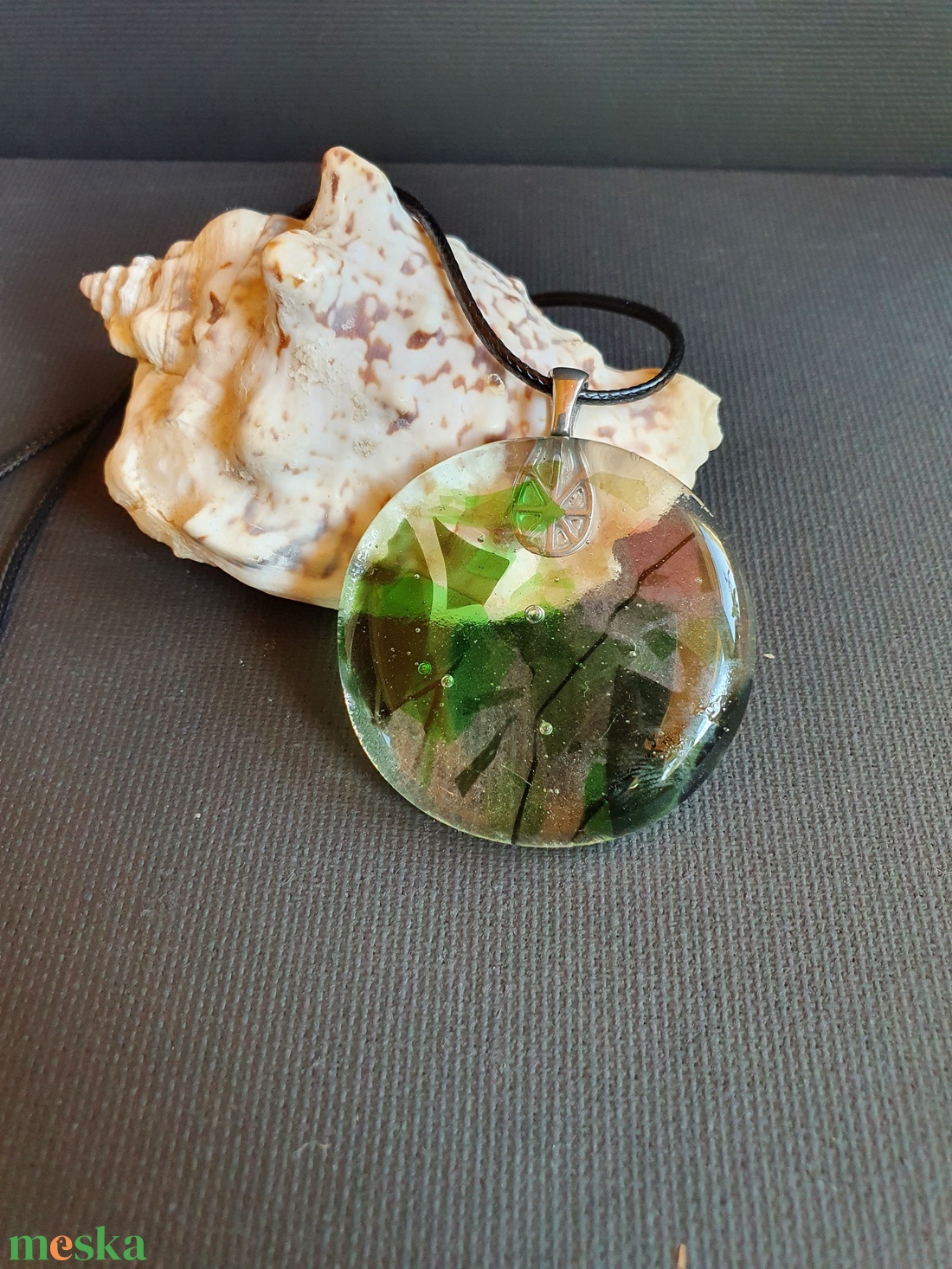 Átlátszó üveg medál, zöld, rózsaszín, fekete mintákkal, zsinór nyaklánccal - ékszer - nyaklánc - medálos nyaklánc - Meska.hu Átlátszó üveg medál, zöld, rózsaszín, fekete mintákkal, zsinór nyaklánccal - ékszer - nyaklánc - medálos nyaklánc - Meska.hu