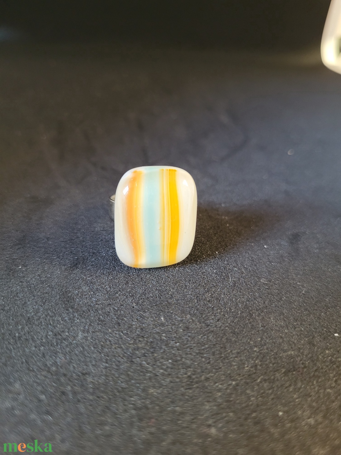 Fehér alapon narancsos, kékes mintás üveg gyűrű - ékszer - gyűrű - üveglencsés gyűrű - Meska.hu