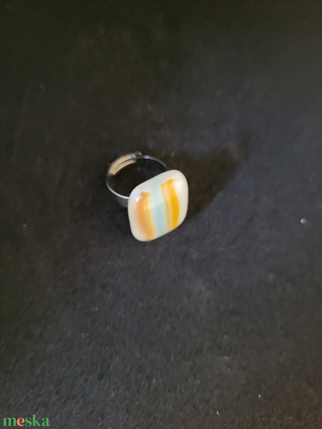 Fehér alapon narancsos, kékes mintás üveg gyűrű - ékszer - gyűrű - üveglencsés gyűrű - Meska.hu