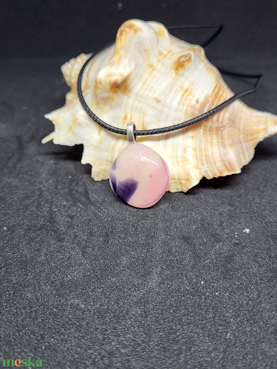 Rózsaszín üveg medál, zsinór nyaklánccal - ékszer - nyaklánc - medálos nyaklánc - Meska.hu Rózsaszín üveg medál, zsinór nyaklánccal - ékszer - nyaklánc - medálos nyaklánc - Meska.hu