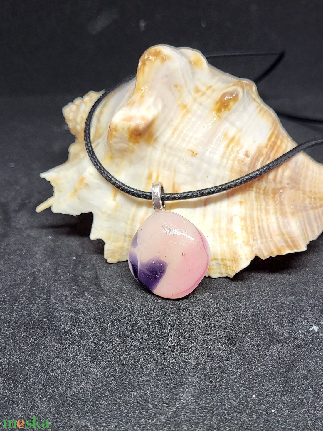 Rózsaszín üveg medál, zsinór nyaklánccal - ékszer - nyaklánc - medálos nyaklánc - Meska.hu Rózsaszín üveg medál, zsinór nyaklánccal - ékszer - nyaklánc - medálos nyaklánc - Meska.hu