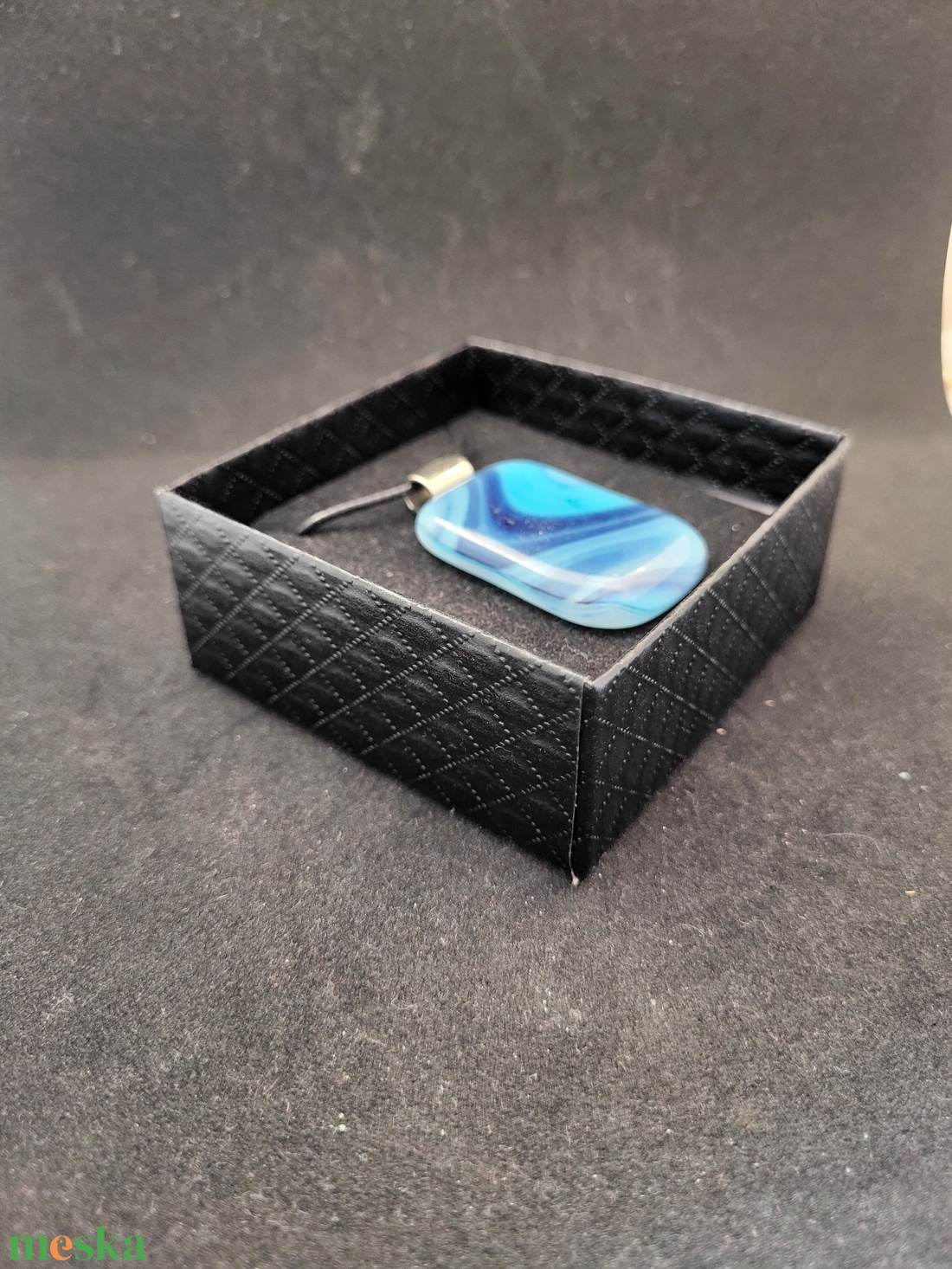 Kék mintás üveg medál, zsinór nyaklánccal - ékszer - nyaklánc - medálos nyaklánc - Meska.hu Kék mintás üveg medál, zsinór nyaklánccal - ékszer - nyaklánc - medálos nyaklánc - Meska.hu