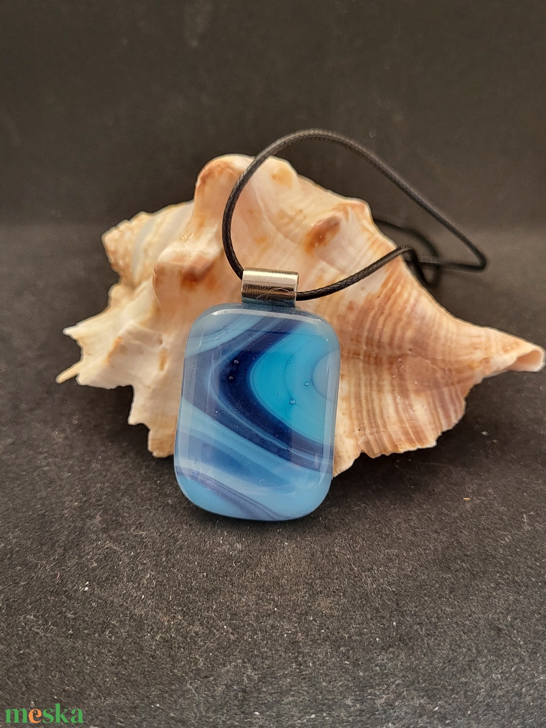 Kék mintás üveg medál, zsinór nyaklánccal - ékszer - nyaklánc - medálos nyaklánc - Meska.hu Kék mintás üveg medál, zsinór nyaklánccal - ékszer - nyaklánc - medálos nyaklánc - Meska.hu