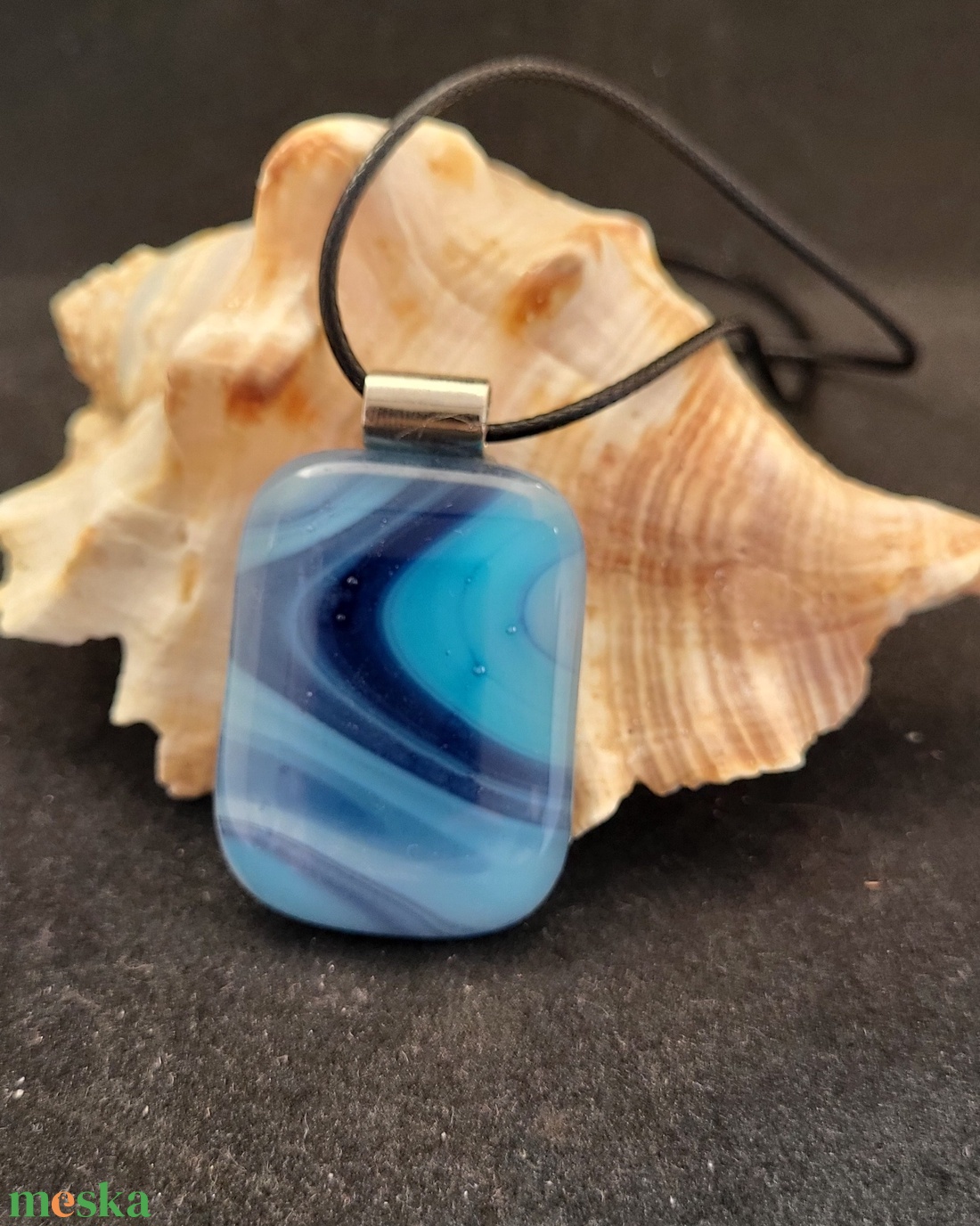 Kék mintás üveg medál, zsinór nyaklánccal - ékszer - nyaklánc - medálos nyaklánc - Meska.hu Kék mintás üveg medál, zsinór nyaklánccal - ékszer - nyaklánc - medálos nyaklánc - Meska.hu