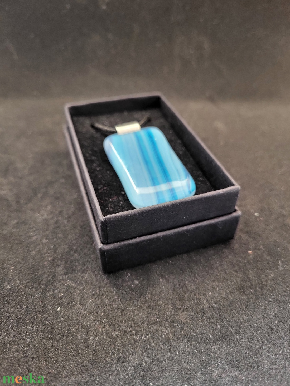 Kék mintás üveg medál, zsinór nyaklánccal - ékszer - nyaklánc - medálos nyaklánc - Meska.hu Kék mintás üveg medál, zsinór nyaklánccal - ékszer - nyaklánc - medálos nyaklánc - Meska.hu