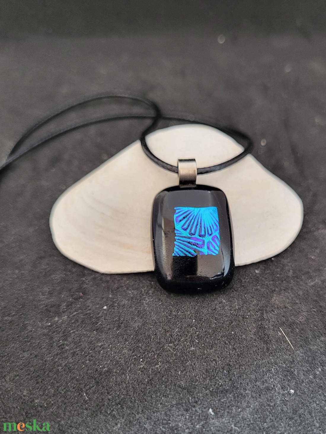 Fekete alapon kék dichroic mintás üveg medál, zsinór nyaklánccal - ékszer - nyaklánc - medálos nyaklánc - Meska.hu Fekete alapon kék dichroic mintás üveg medál, zsinór nyaklánccal - ékszer - nyaklánc - medálos nyaklánc - Meska.hu