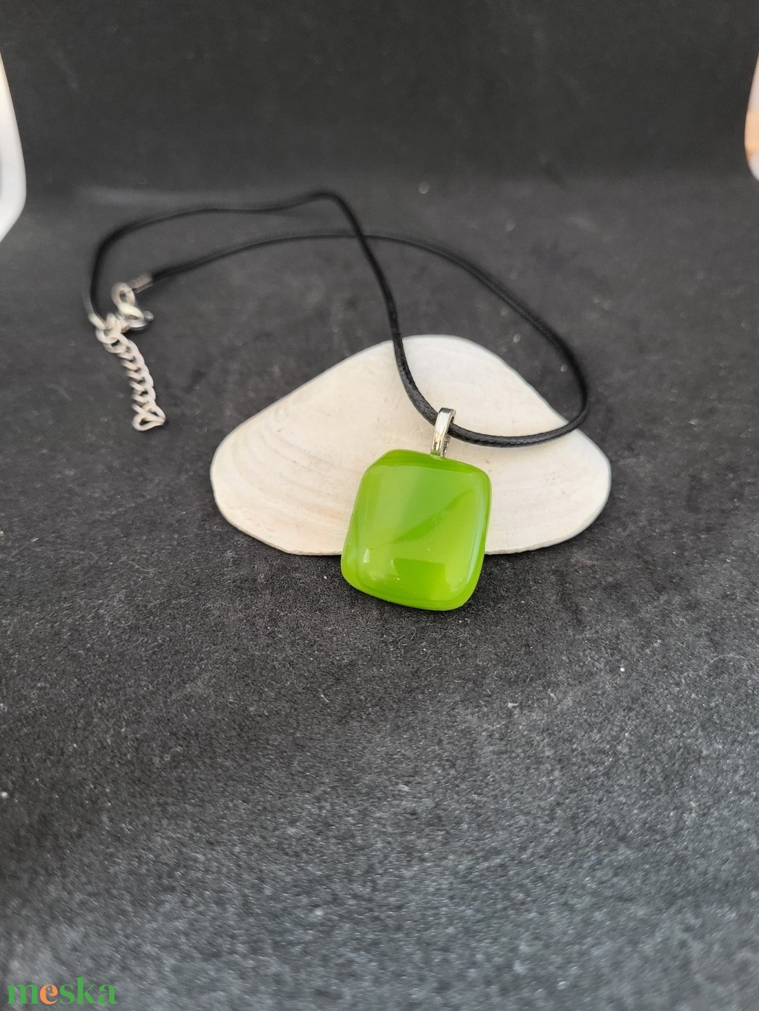Zöld üveg medál, zsinór nyaklánccal - ékszer - nyaklánc - medálos nyaklánc - Meska.hu Zöld üveg medál, zsinór nyaklánccal - ékszer - nyaklánc - medálos nyaklánc - Meska.hu