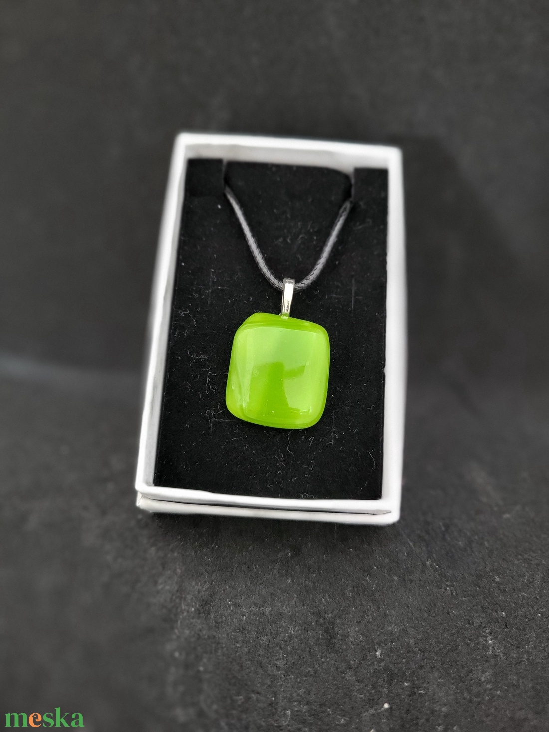 Zöld üveg medál, zsinór nyaklánccal - ékszer - nyaklánc - medálos nyaklánc - Meska.hu Zöld üveg medál, zsinór nyaklánccal - ékszer - nyaklánc - medálos nyaklánc - Meska.hu