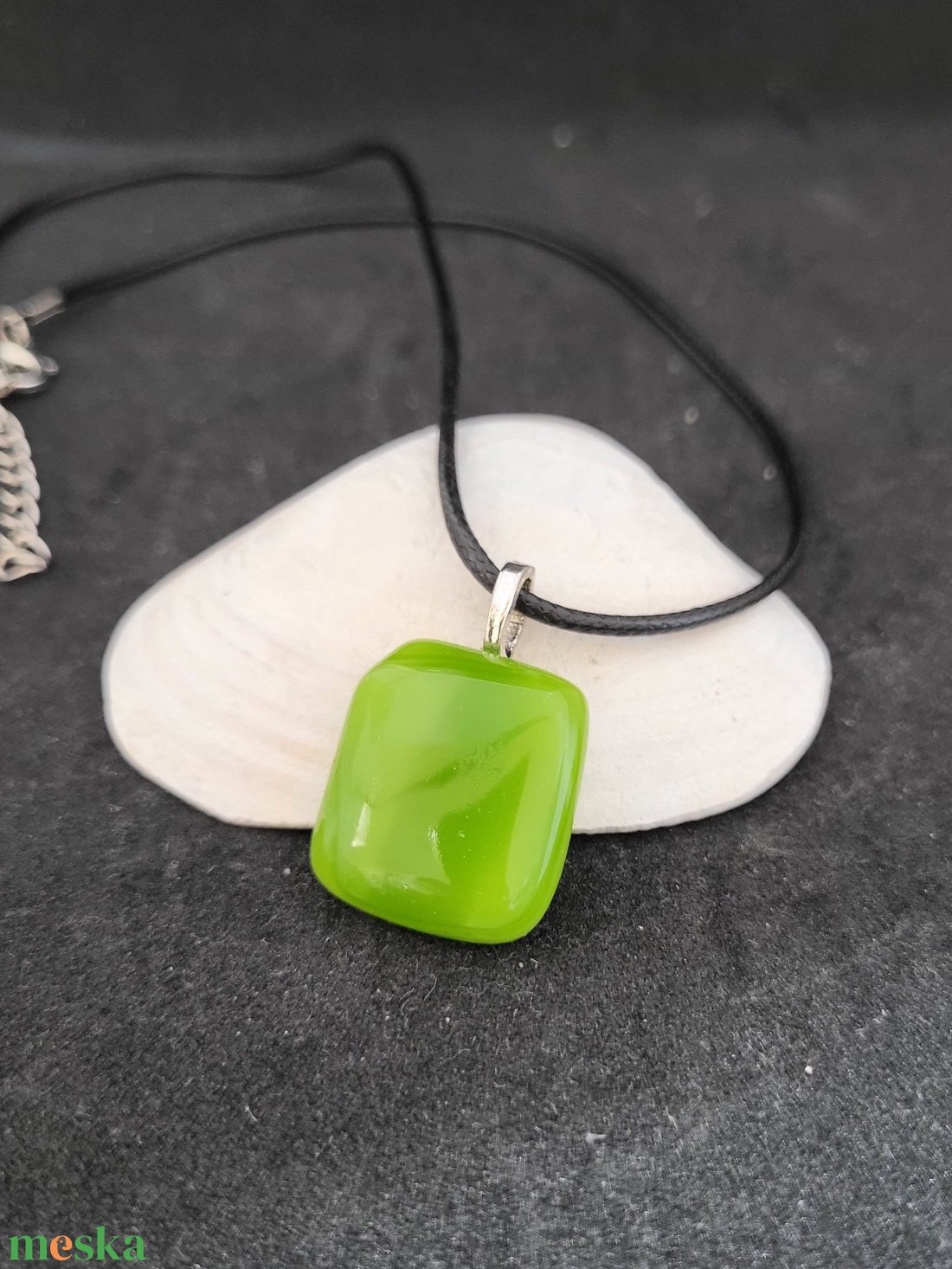 Zöld üveg medál, zsinór nyaklánccal - ékszer - nyaklánc - medálos nyaklánc - Meska.hu Zöld üveg medál, zsinór nyaklánccal - ékszer - nyaklánc - medálos nyaklánc - Meska.hu