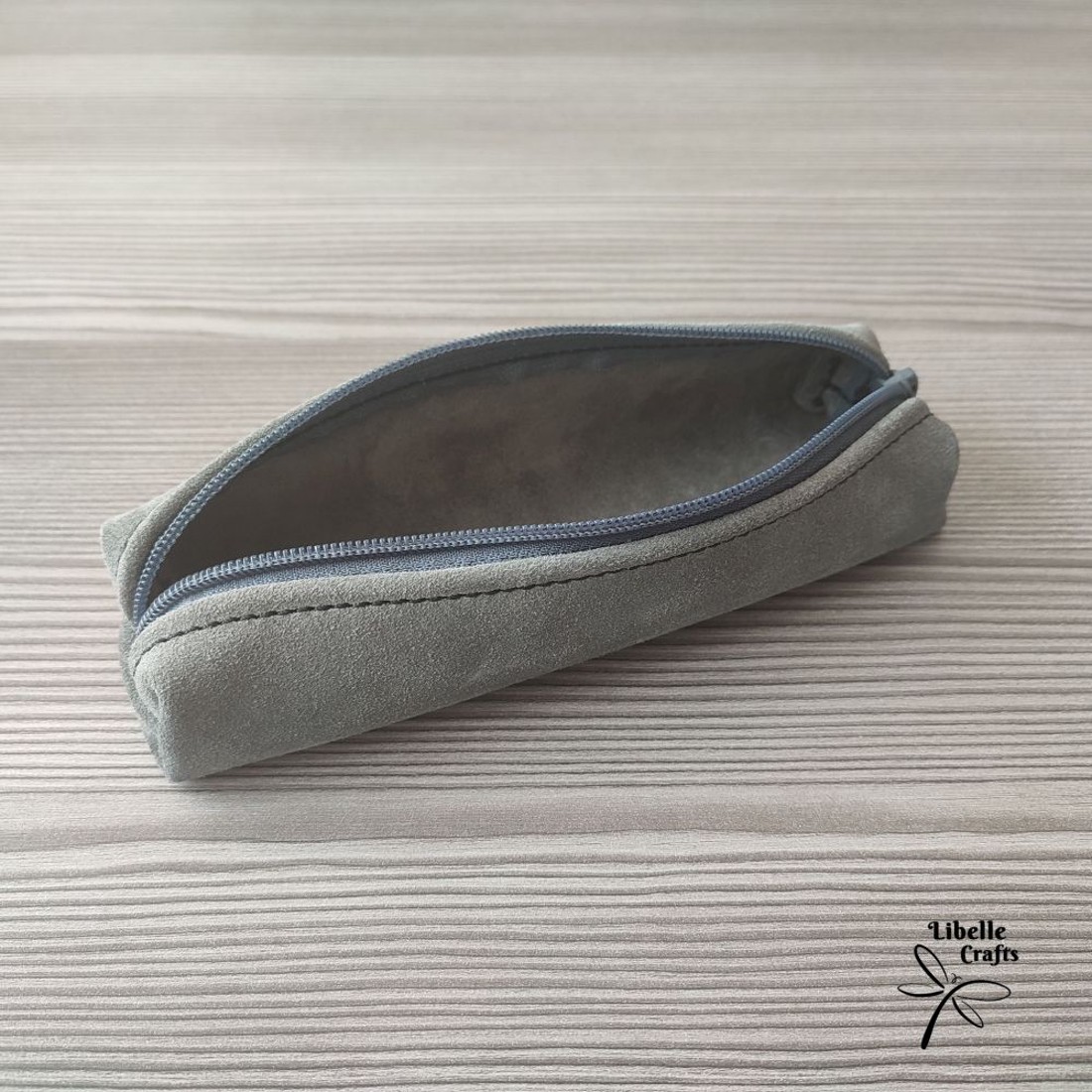 Szürke bőrből készült tolltartó - otthon & életmód - papír, írószer - tolltartó & ceruzatekercs - Meska.hu