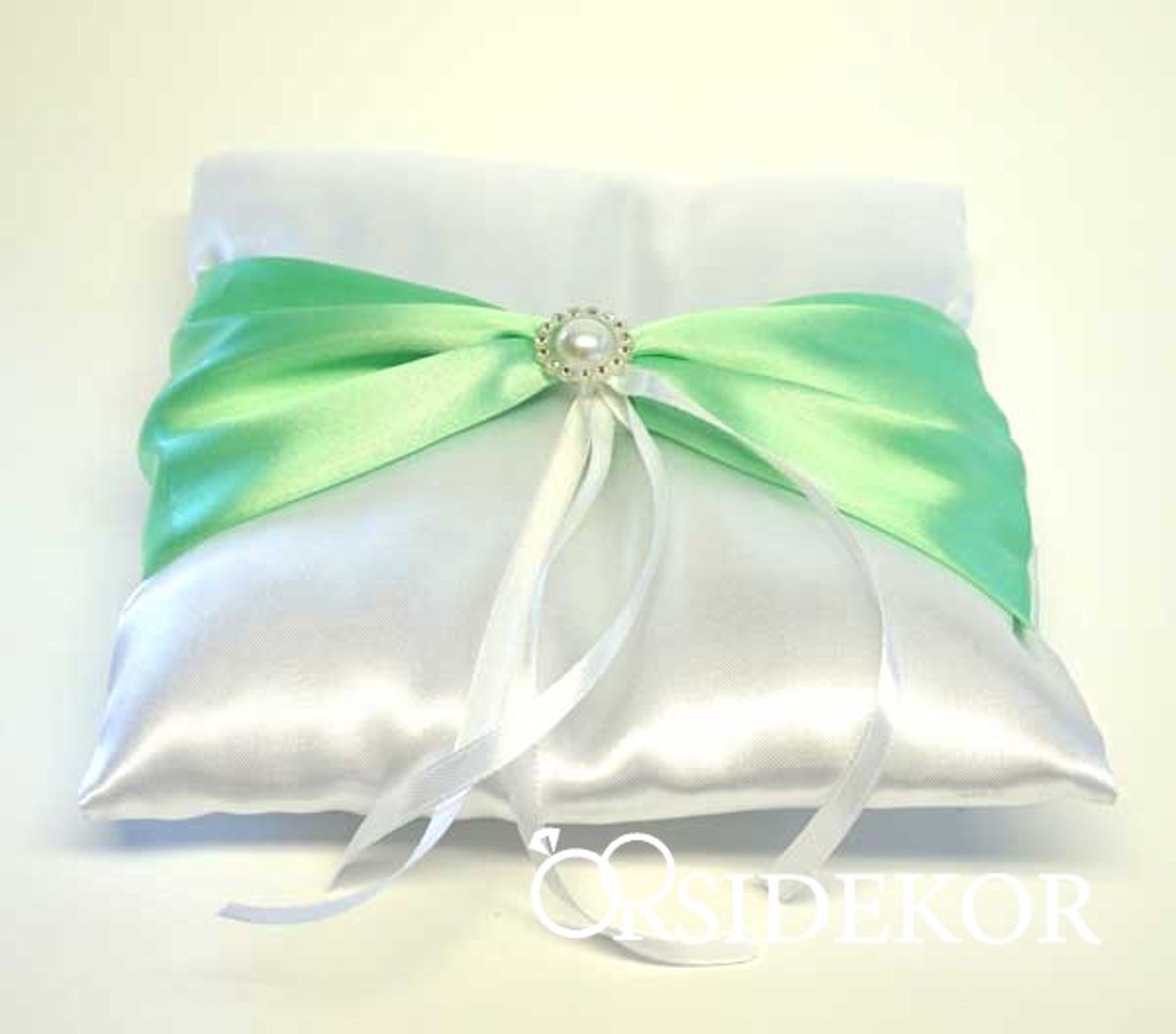 Gyűrűpárna hangsúlyos szalaggal és elegáns brossal díszítve  - esküvő - kiegészítők - gyűrűtartó & gyűrűpárna - Meska.hu