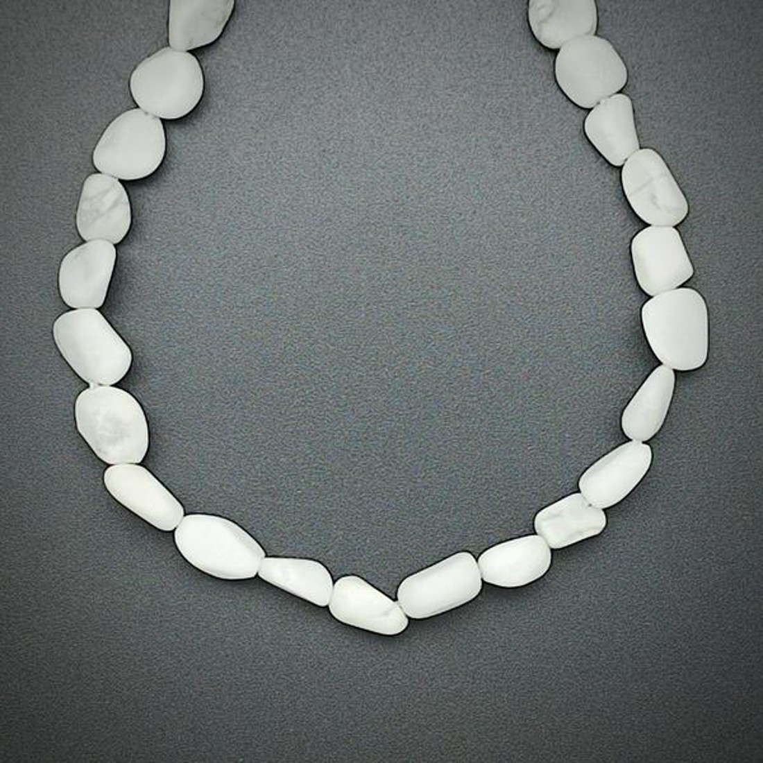 Howlit matt pebble 6-10mm  ékszerkészítő alapanyag (füzér) - kellékek & szerszámok - ásvány alapanyag - ásványfüzér - Meska.hu