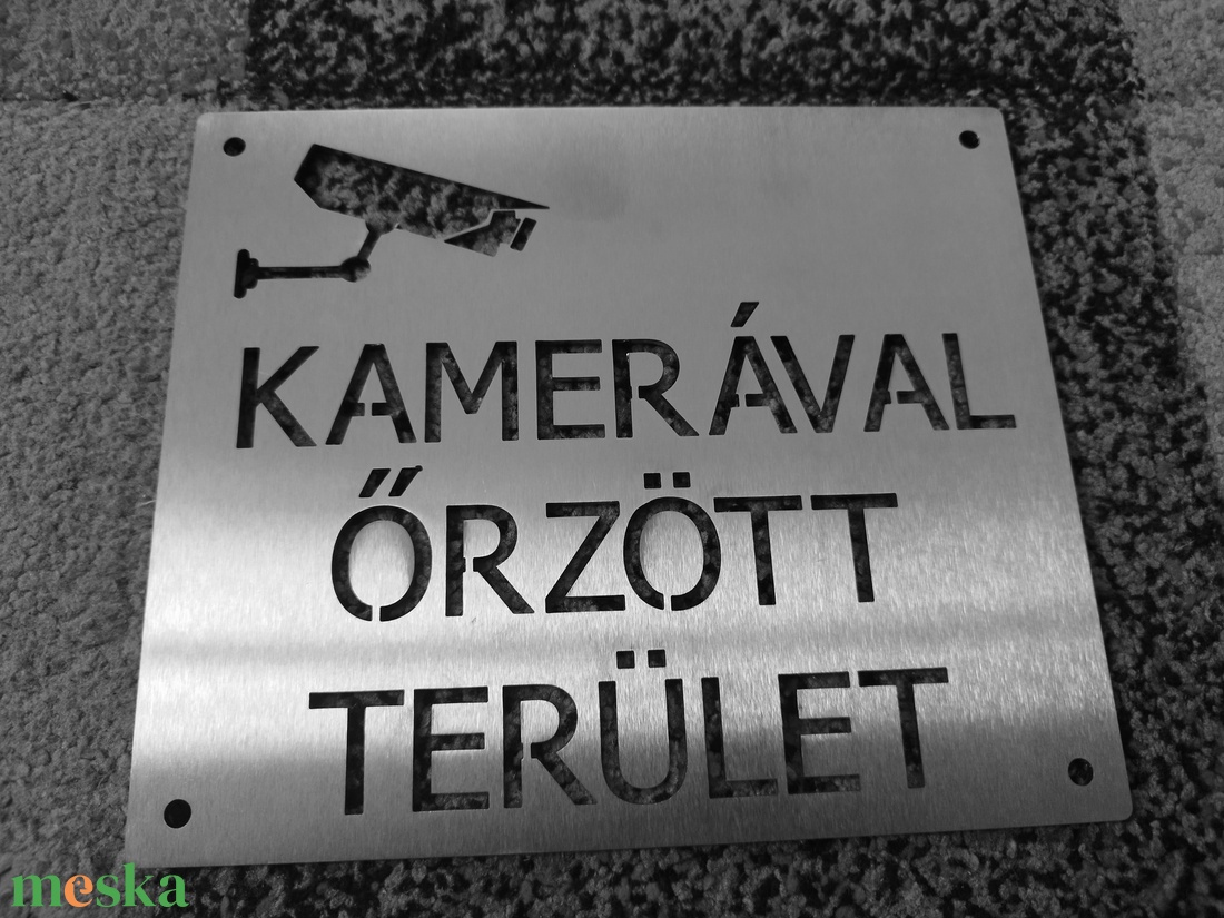 Figyelmeztető tábla /kamera/ - otthon & életmód - dekoráció - ajtó- és ablak dekoráció - ajtótábla - Meska.hu