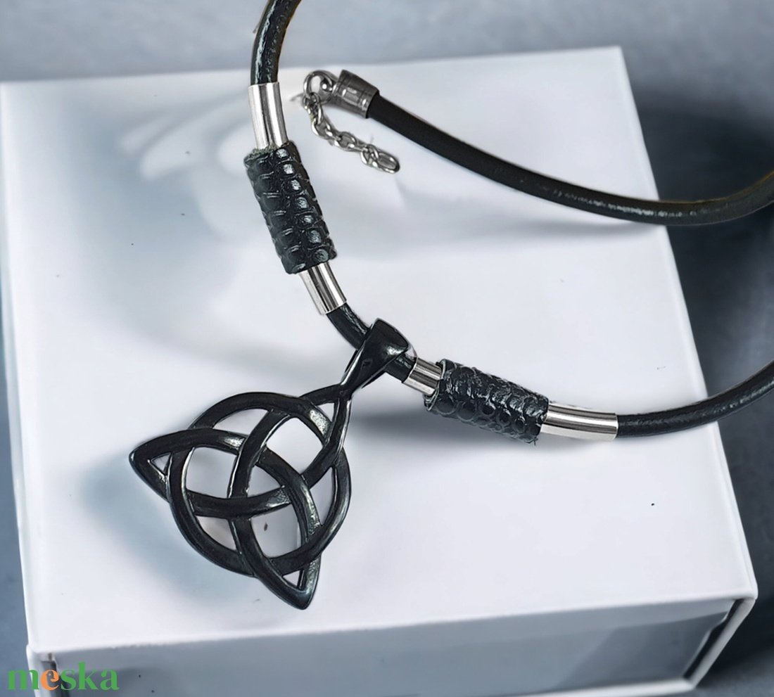 Triquetra Triniti bőr nyaklánc - ékszer - nyaklánc - Meska.hu Triquetra Triniti bőr nyaklánc - ékszer - nyaklánc - Meska.hu