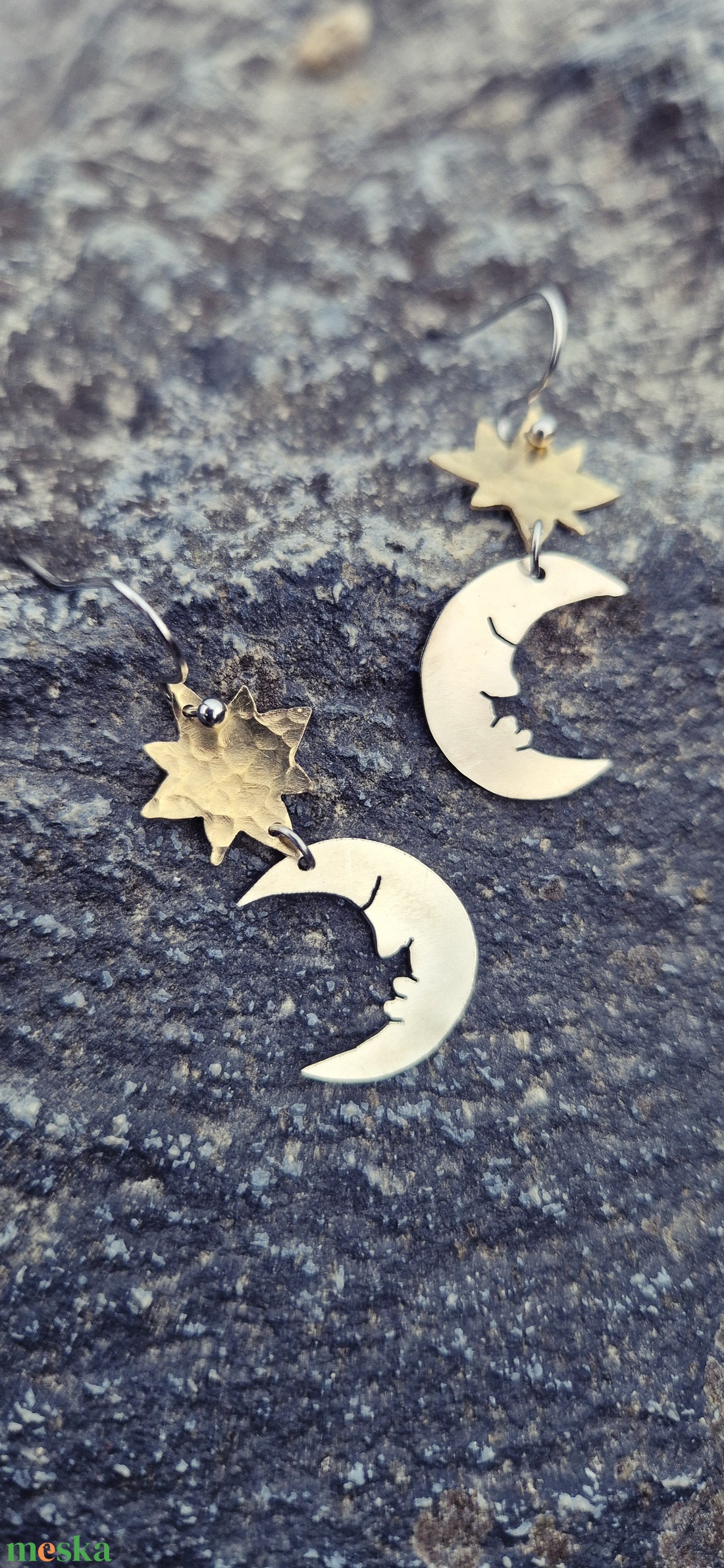 Hold és csillag ezüst színű és sárgaréz fülbevaló  - ékszer - fülbevaló - lógó fülbevaló - Meska.hu