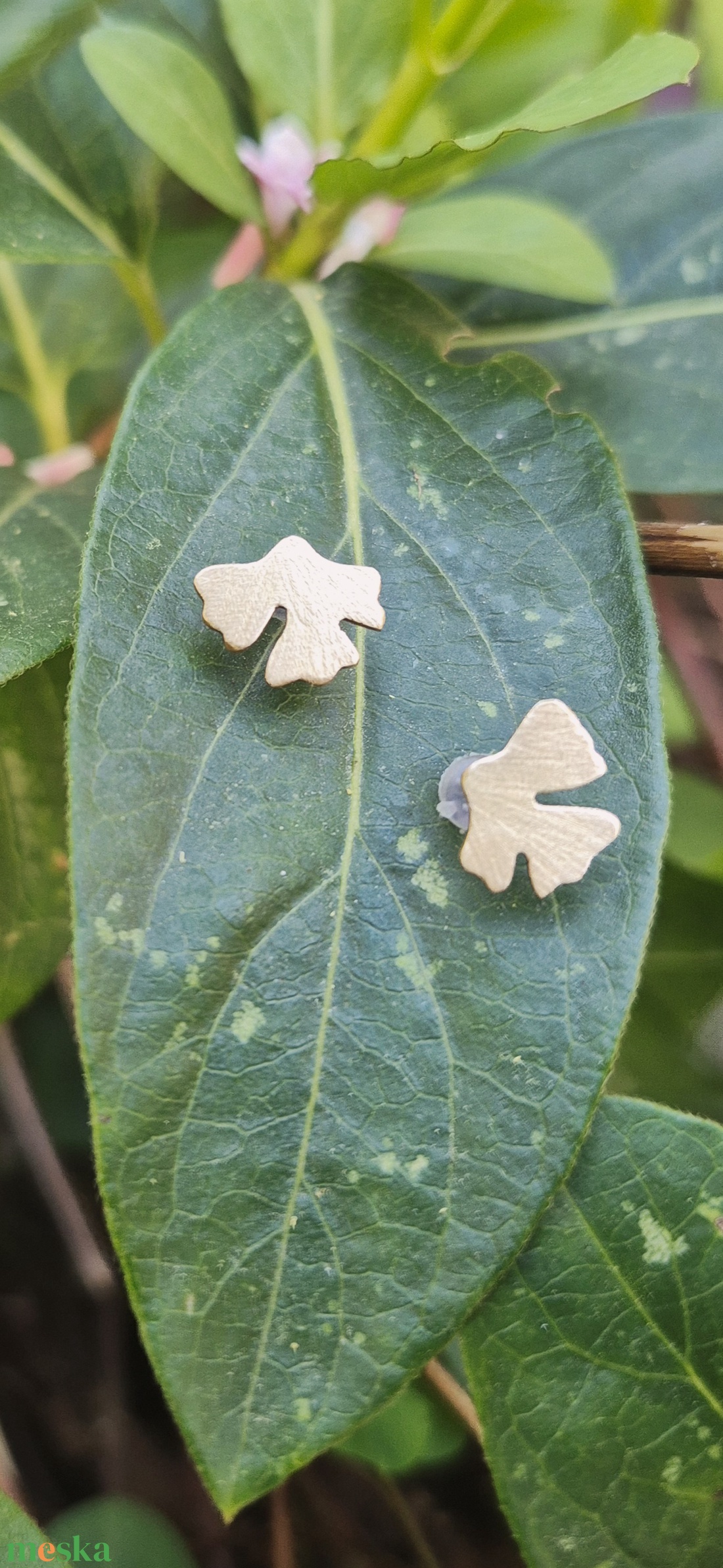 Ginkgo biloba mini bedugós fülbevaló - ékszer - fülbevaló - pötty fülbevaló - Meska.hu