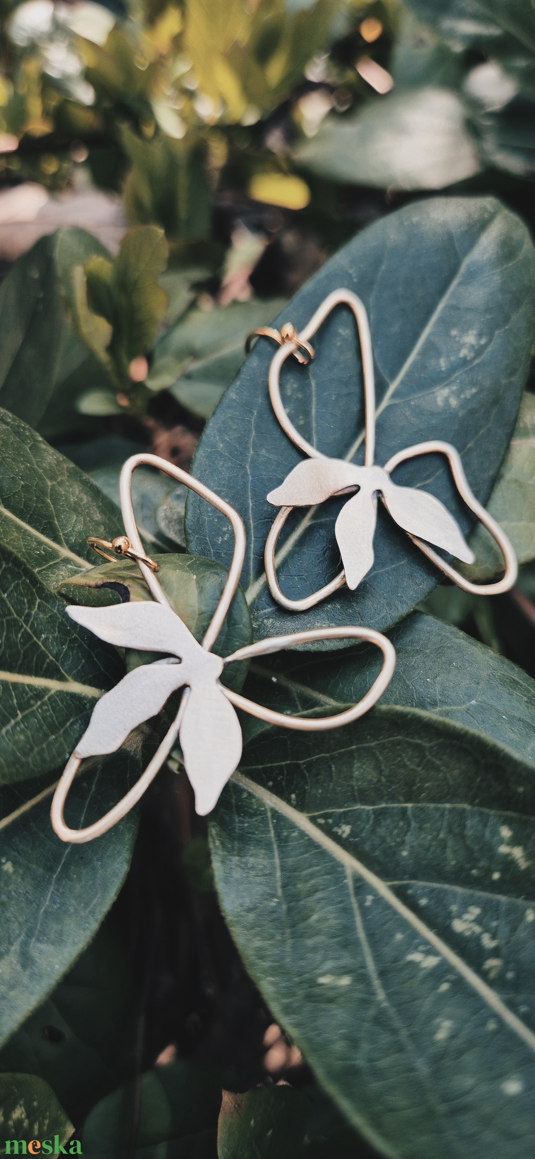 Virág fülbevaló sárgarézből, Tavaszi virág fülbevaló  - ékszer - fülbevaló - lógó fülbevaló - Meska.hu