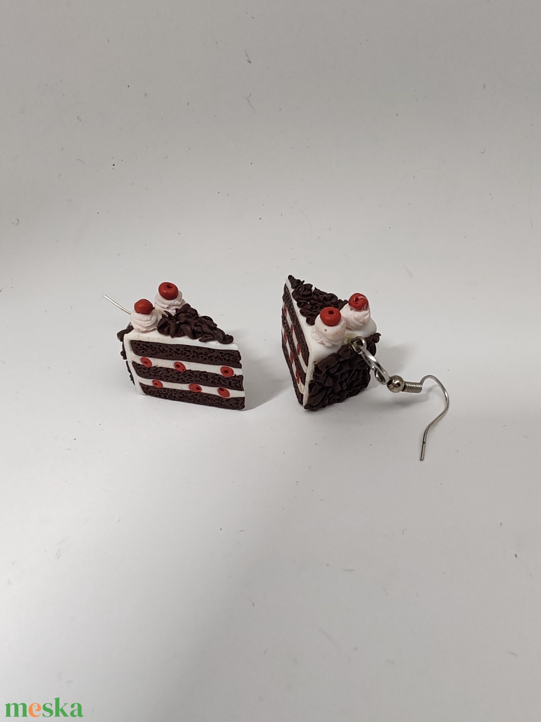 Fekete- erdő torta akasztós fülbevaló - ékszer - fülbevaló - lógó fülbevaló - Meska.hu Fekete- erdő torta akasztós fülbevaló - ékszer - fülbevaló - lógó fülbevaló - Meska.hu
