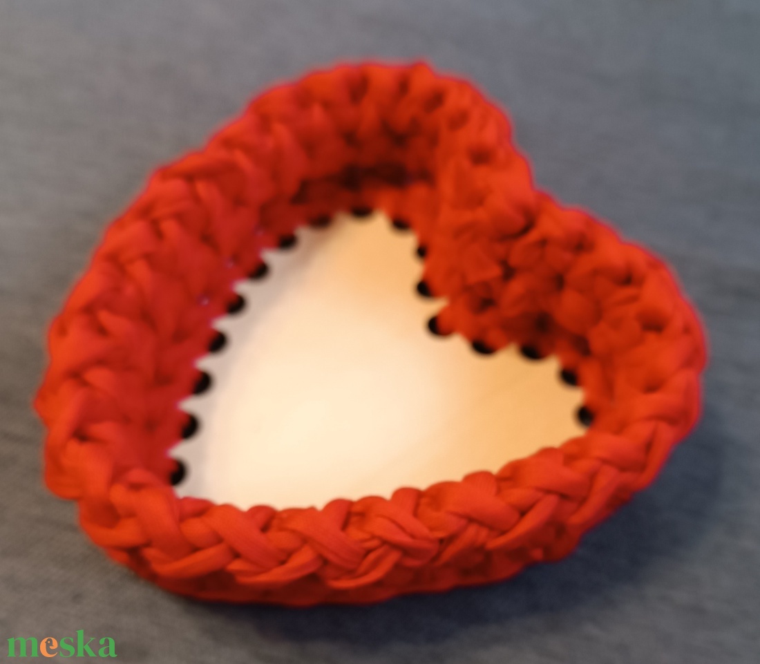 Horgolt, szív alakú kis kosár  - otthon & életmód - tárolás & rendszerezés - tárolókosár - Meska.hu