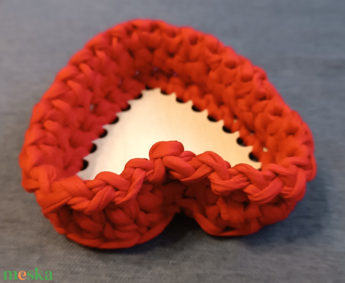 Horgolt, szív alakú kis kosár  - otthon & életmód - tárolás & rendszerezés - tárolókosár - Meska.hu