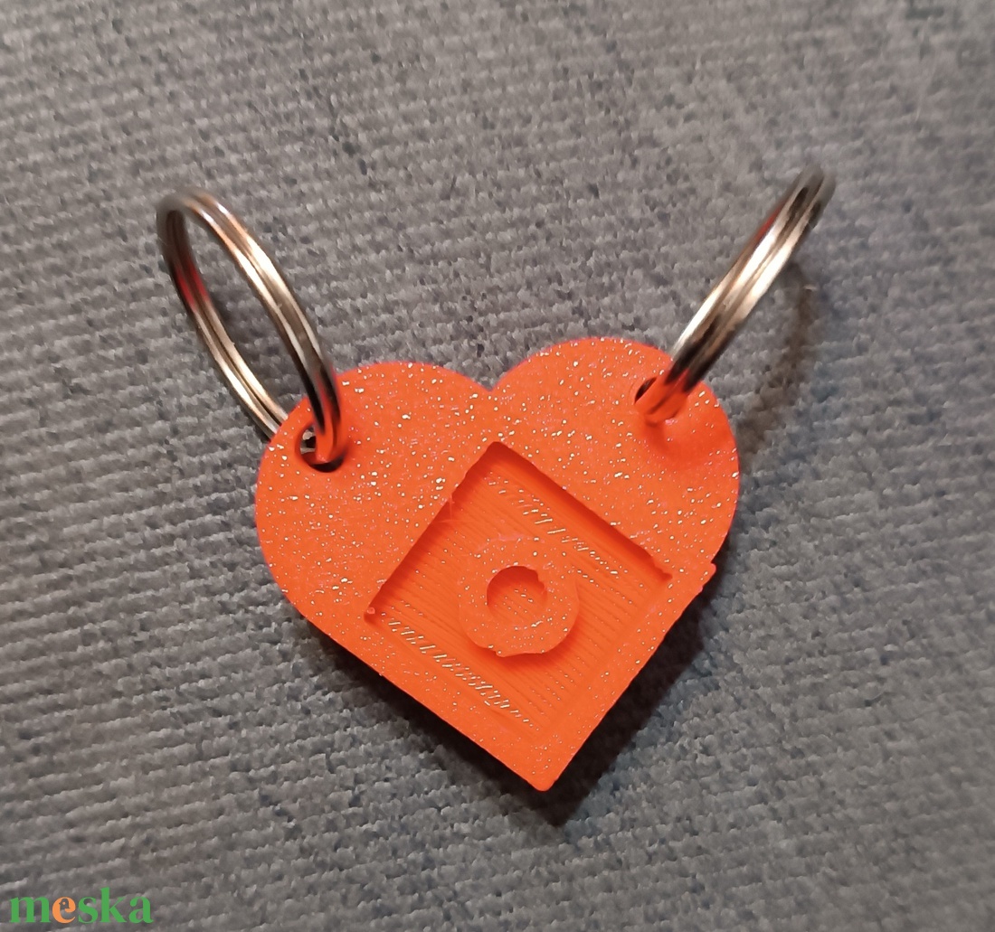 Szív alakú kulcstartó a szeretet ünnepére  - táska & tok - kulcstartó & táskadísz - táskaakasztó - Meska.hu