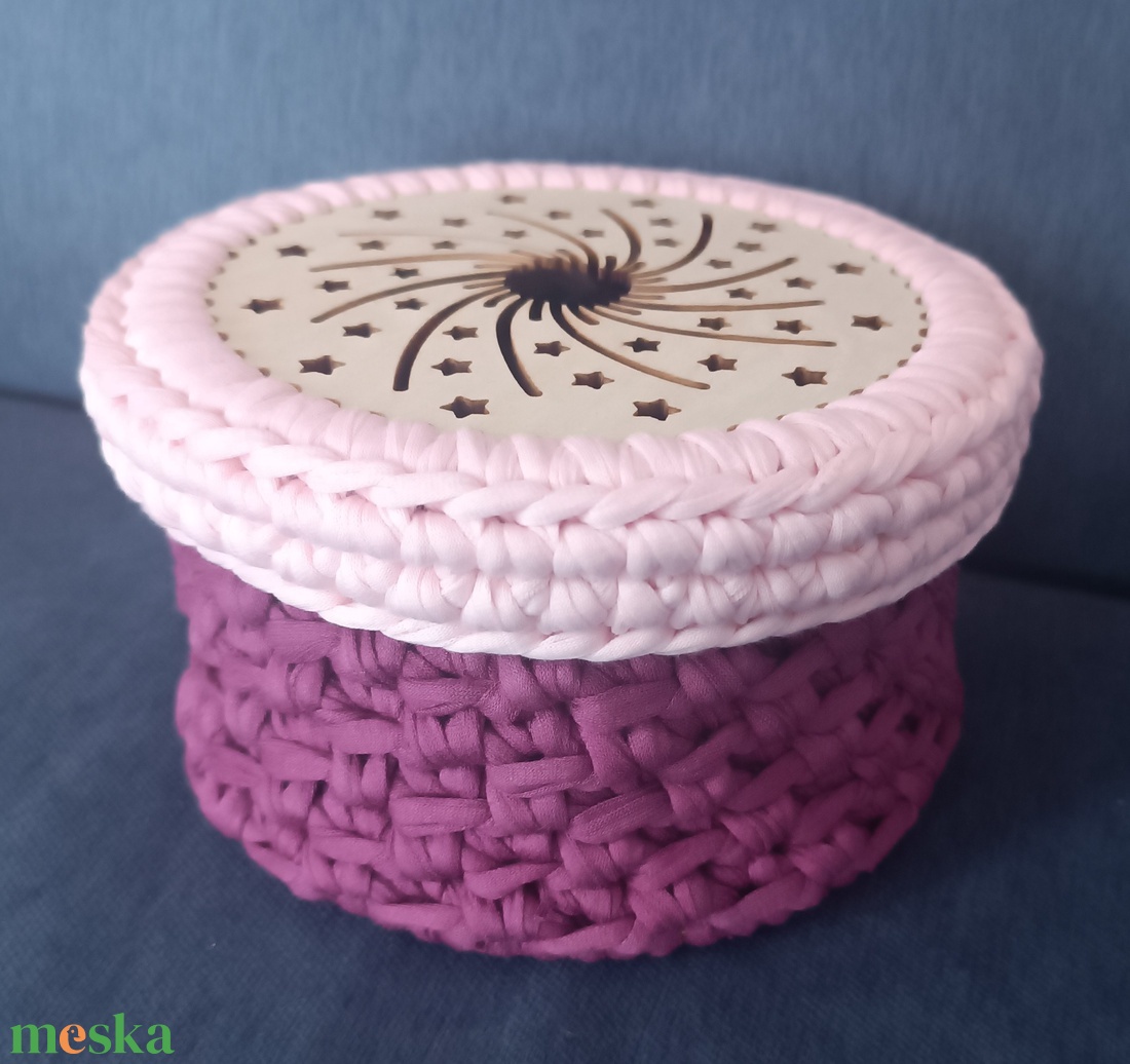 Csillag mintájú horgolt fedeles kosár nőmapra vagy anyák napjára  - otthon & életmód - tárolás & rendszerezés - tárolókosár - Meska.hu