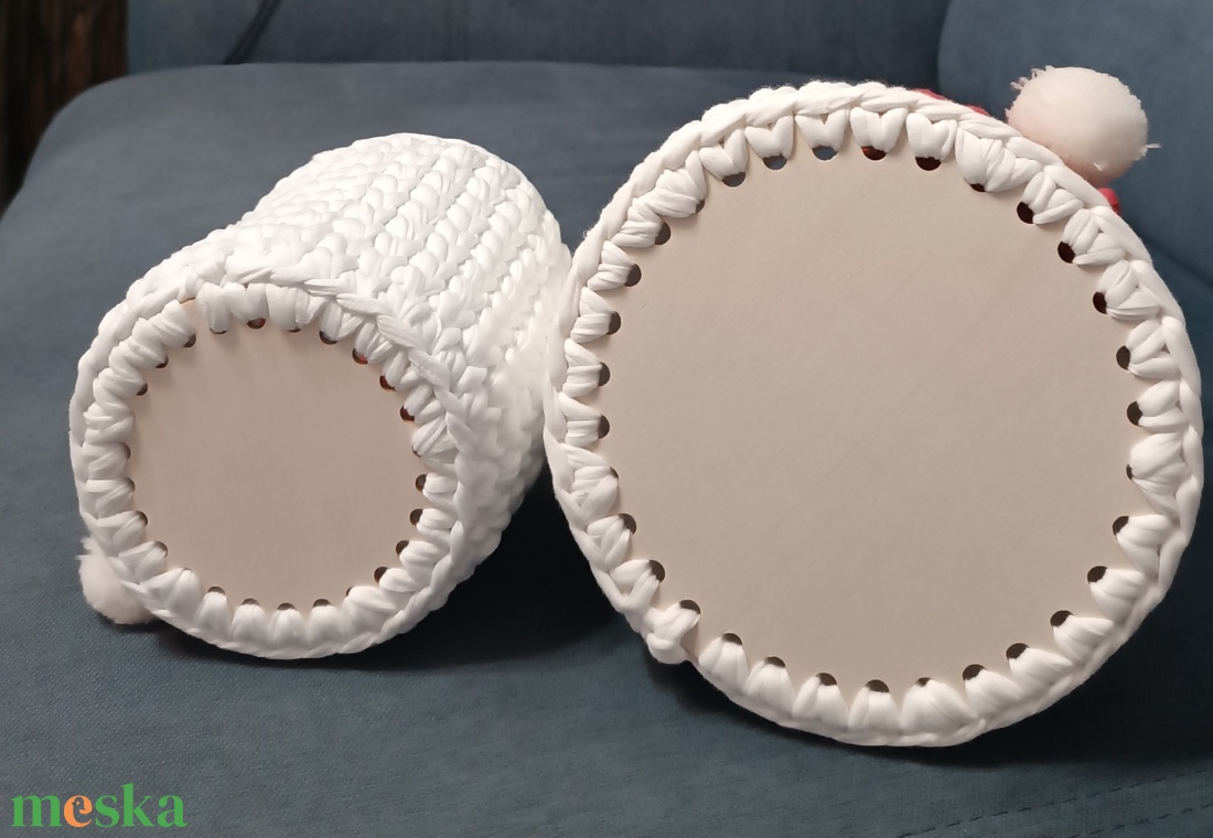 Fehér nyuszi bordó horgolt  kosár Húsvétra  - otthon & életmód - tárolás & rendszerezés - tárolókosár - Meska.hu