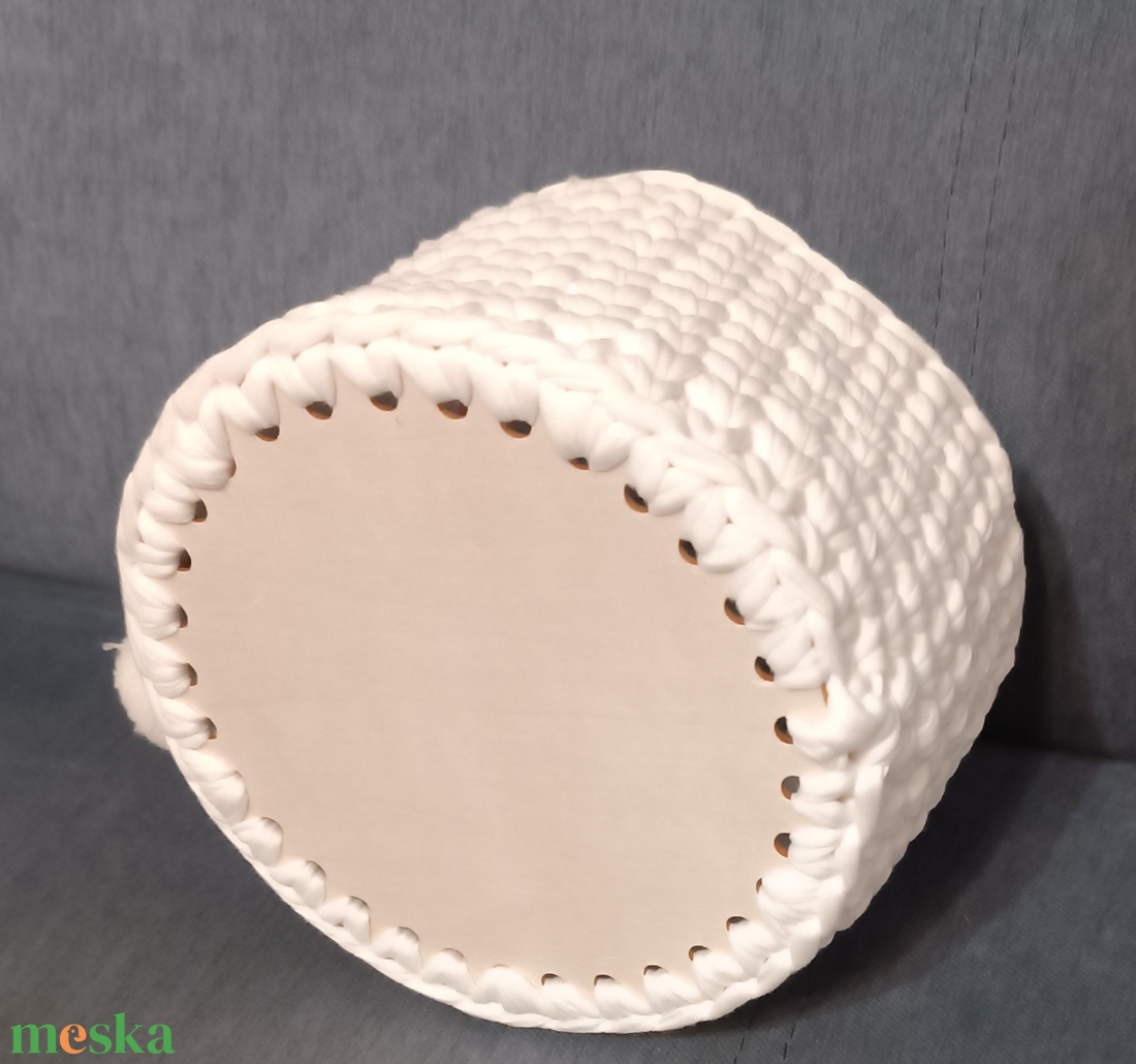 Fehér nyuszi bordó horgolt  kosár Húsvétra  - otthon & életmód - tárolás & rendszerezés - tárolókosár - Meska.hu