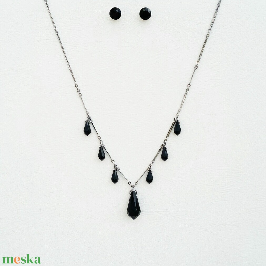 Elegáns Nemesacél nyakék fekete Swarovski csepp függőkkel és hozzáillő fülbevaló - ékszer - ékszerszett - Meska.hu Elegáns Nemesacél nyakék fekete Swarovski csepp függőkkel és hozzáillő fülbevaló - ékszer - ékszerszett - Meska.hu