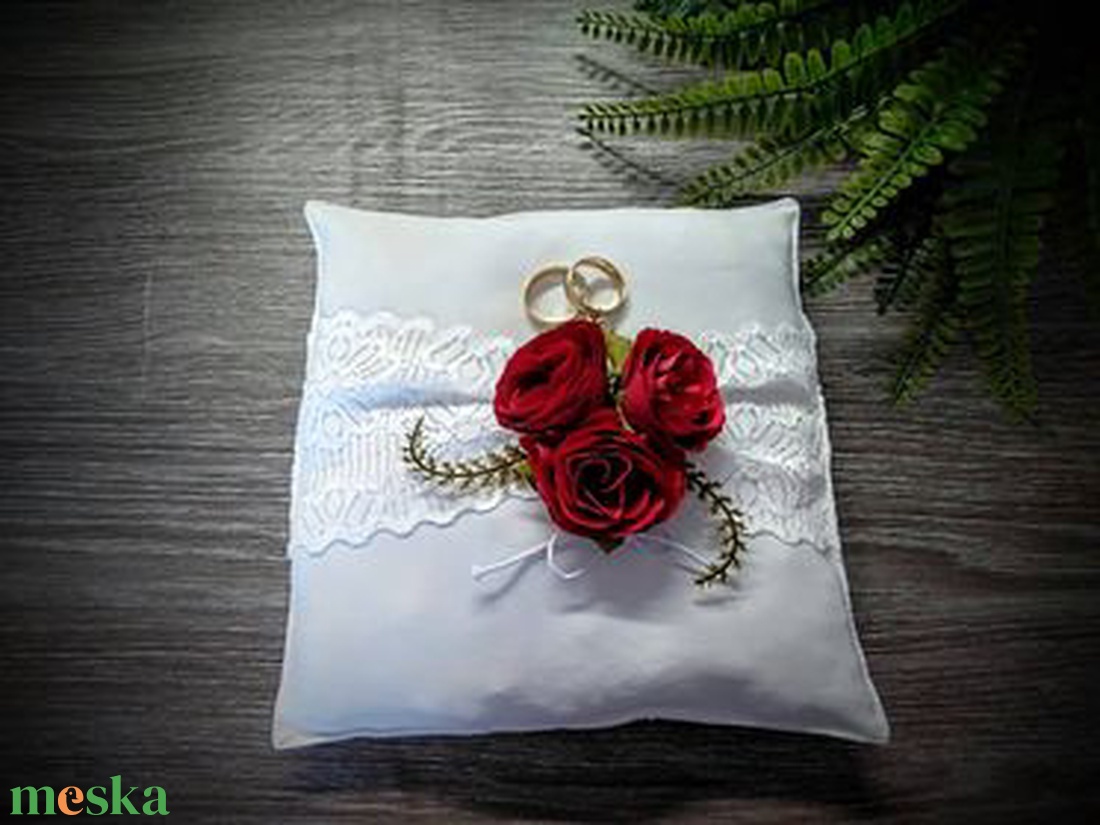 Fehér gyűrűpárna vörös élethű rózsákkal - esküvő - kiegészítők - gyűrűtartó & gyűrűpárna - Meska.hu