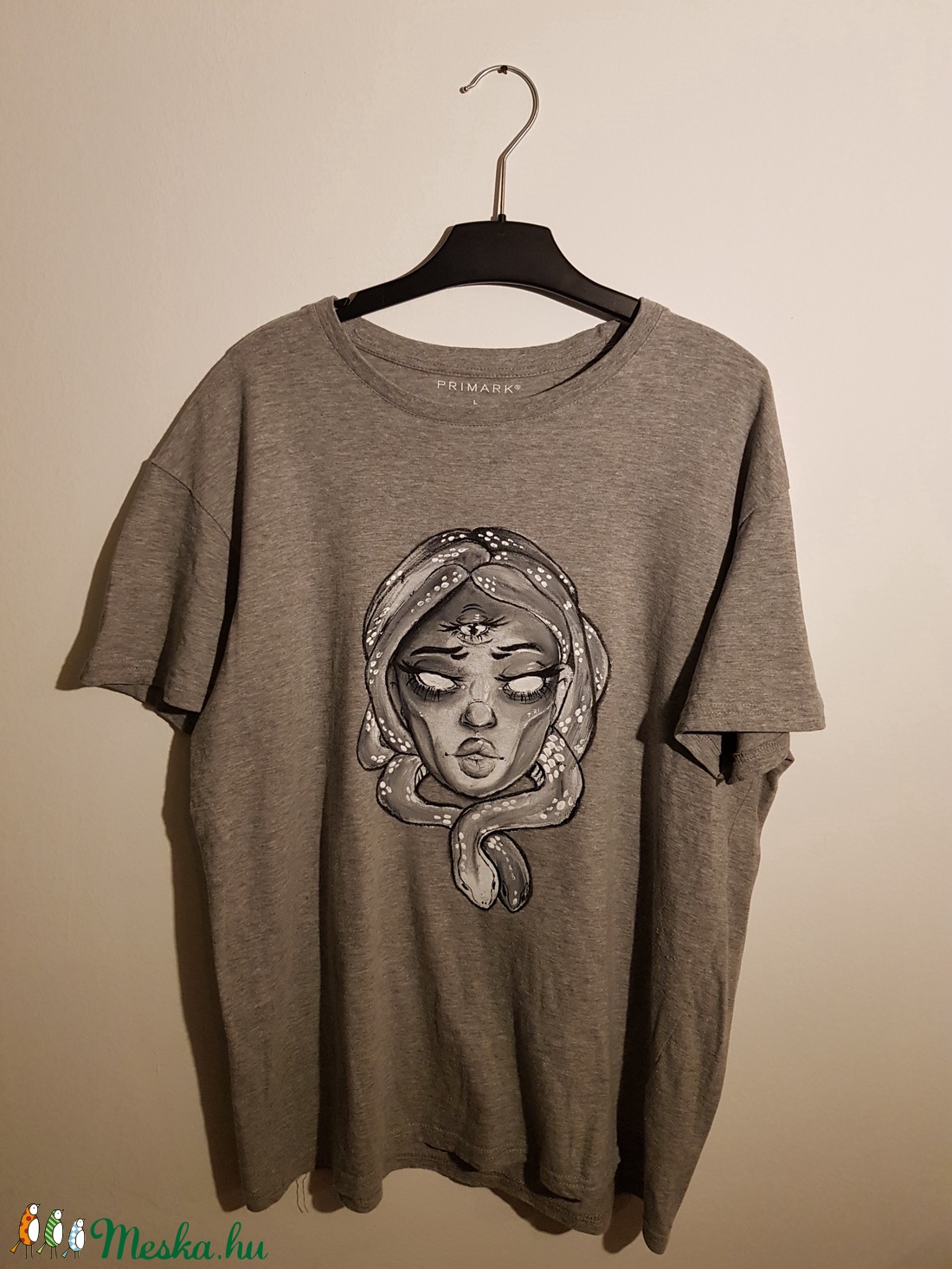 Fekete fehér medusa - szürke festett póló - ruha & divat - Meska.hu Fekete fehér medusa - szürke festett póló - ruha & divat - Meska.hu