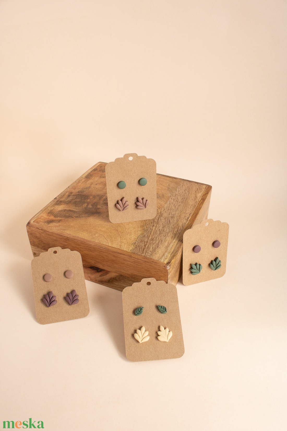 Pötty fülbevaló szett, Őszi leveles fülbevaló, Zöld bedugós fülbevaló, Polimer süthető gyurma, Pasztell színek, Falevél - ékszer - fülbevaló - pötty fülbevaló - Meska.hu