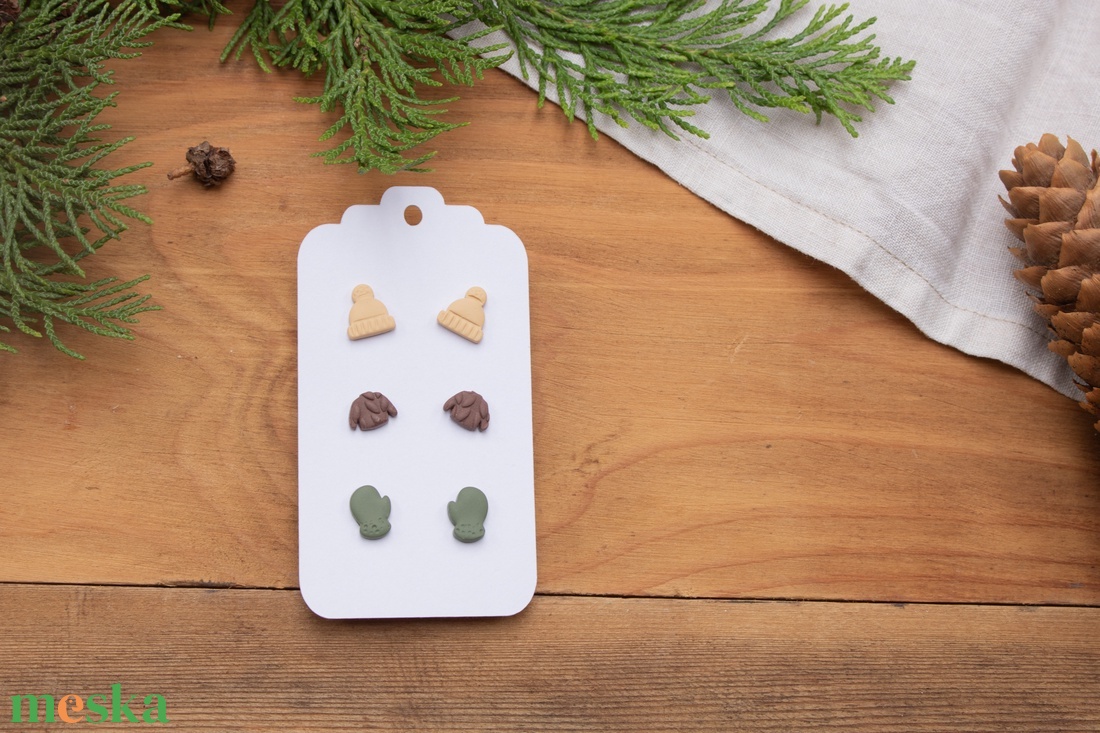 Pötty fülbevaló szett, Téli fülbevaló, Bedugós fülbevaló, Polimer süthető gyurma, Pasztell színek, Sapka Pulóver Kesztyű - ékszer - fülbevaló - pötty fülbevaló - Meska.hu